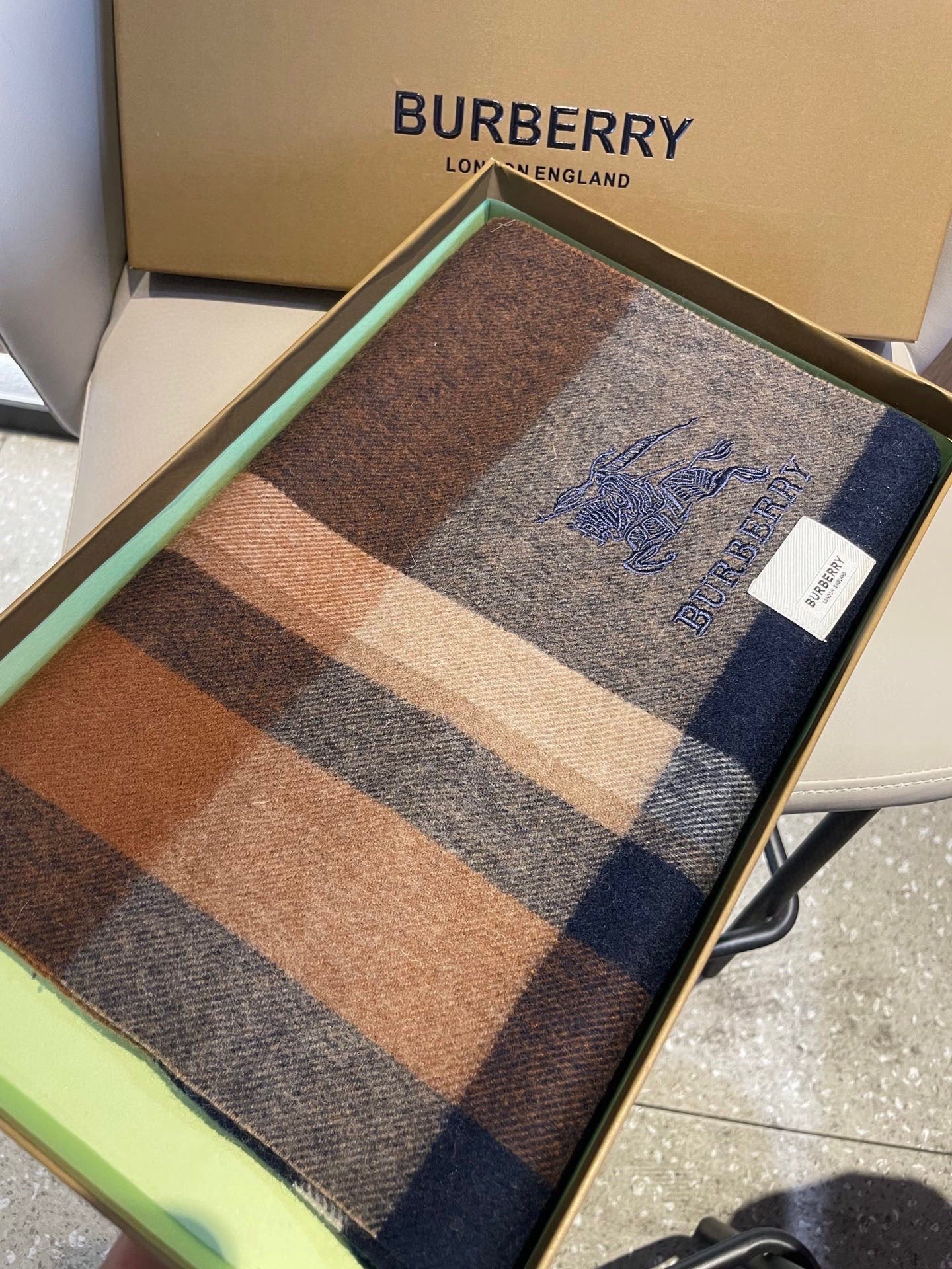 新款巴宝莉男士格子高级货❗️设计风格采用格子纹图案，带有品牌标志性的骑士纹章刺绣和“BURBERRY”标