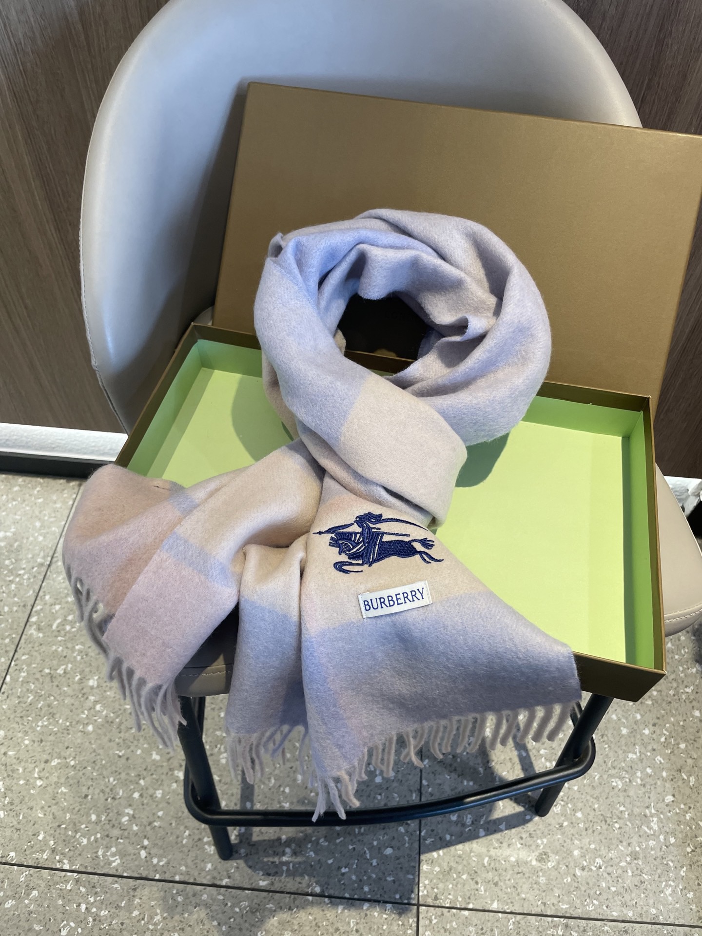 新款巴宝莉Bur羊绒格子好看的要疯掉了，太有型太有魅力了！！！非常斯文时尚的秋冬单品！真的很喜欢，非常C