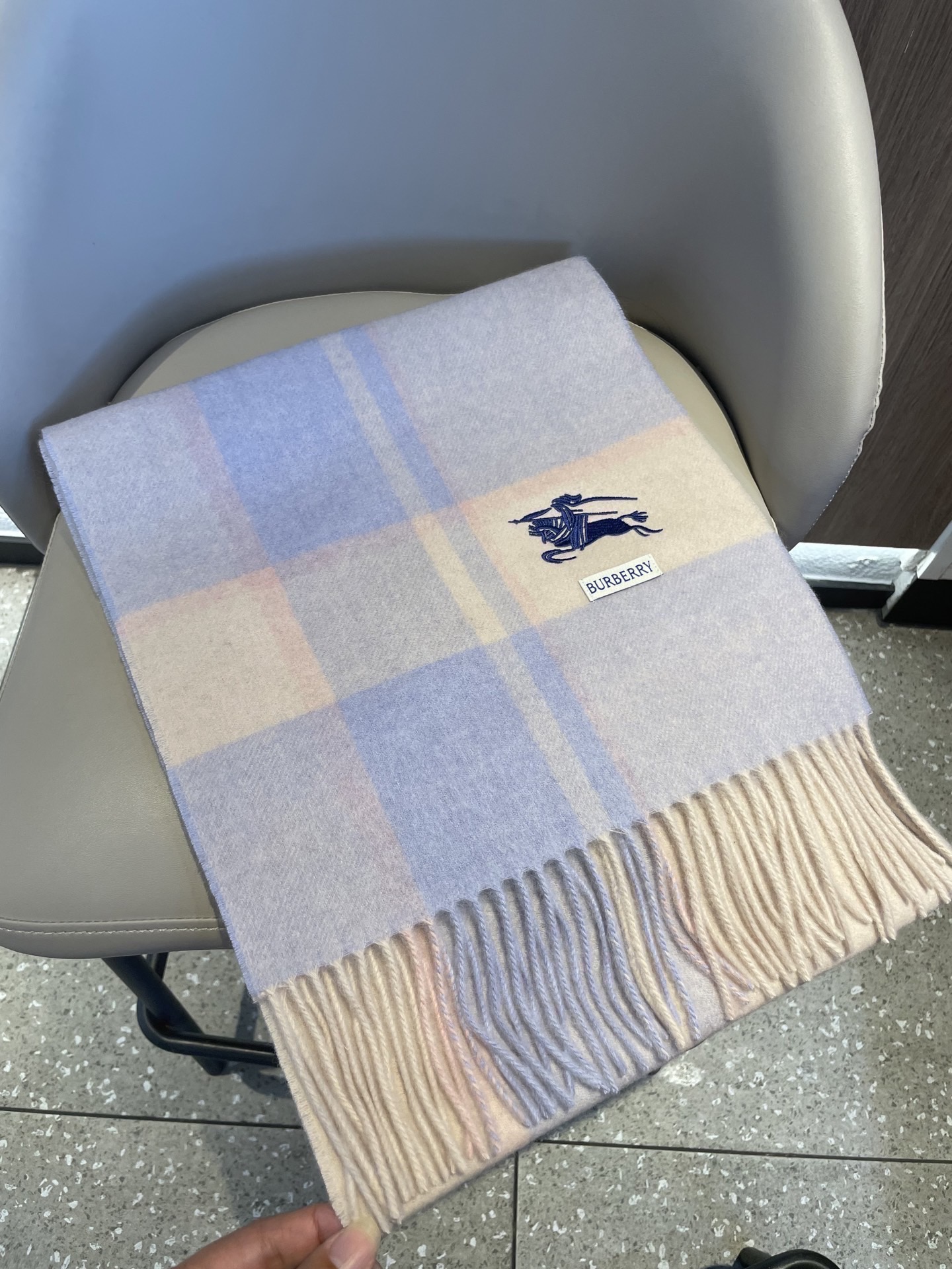 新款巴宝莉Bur羊绒格子好看的要疯掉了，太有型太有魅力了！！！非常斯文时尚的秋冬单品！真的很喜欢，非常C