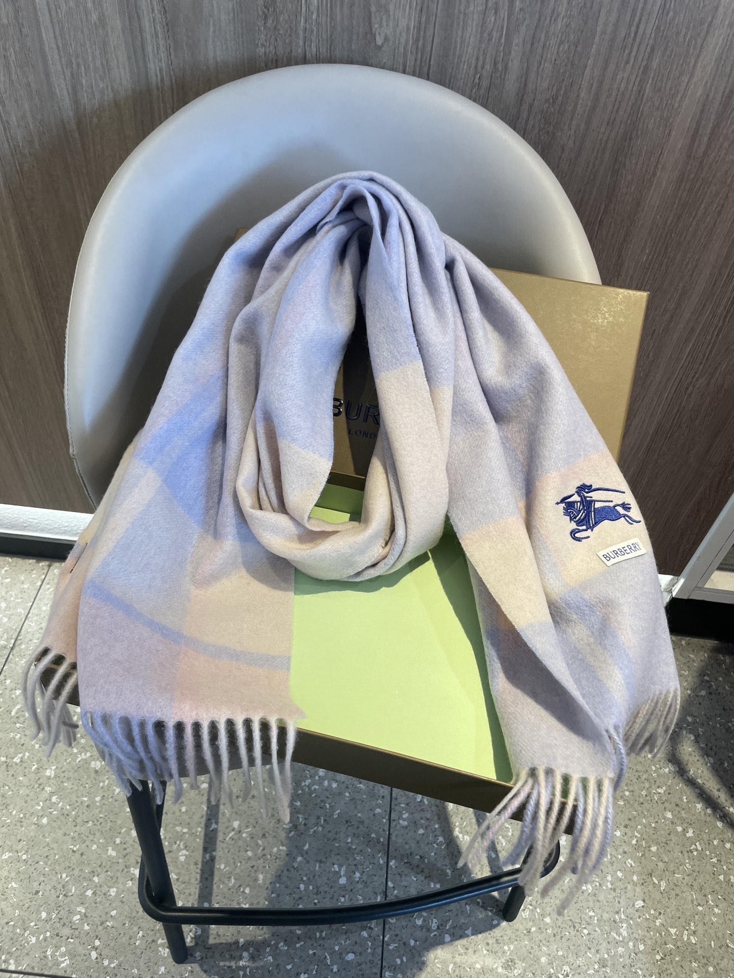 新款巴宝莉Bur羊绒格子好看的要疯掉了，太有型太有魅力了！！！非常斯文时尚的秋冬单品！真的很喜欢，非常C