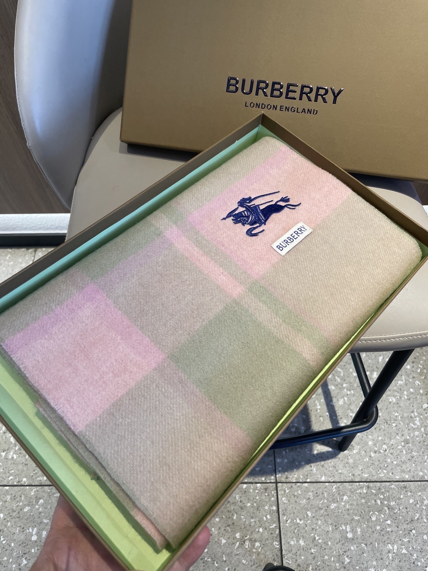 新款巴宝莉Bur羊绒格子好看的要疯掉了，太有型太有魅力了！！！非常斯文时尚的秋冬单品！真的很喜欢，非常C