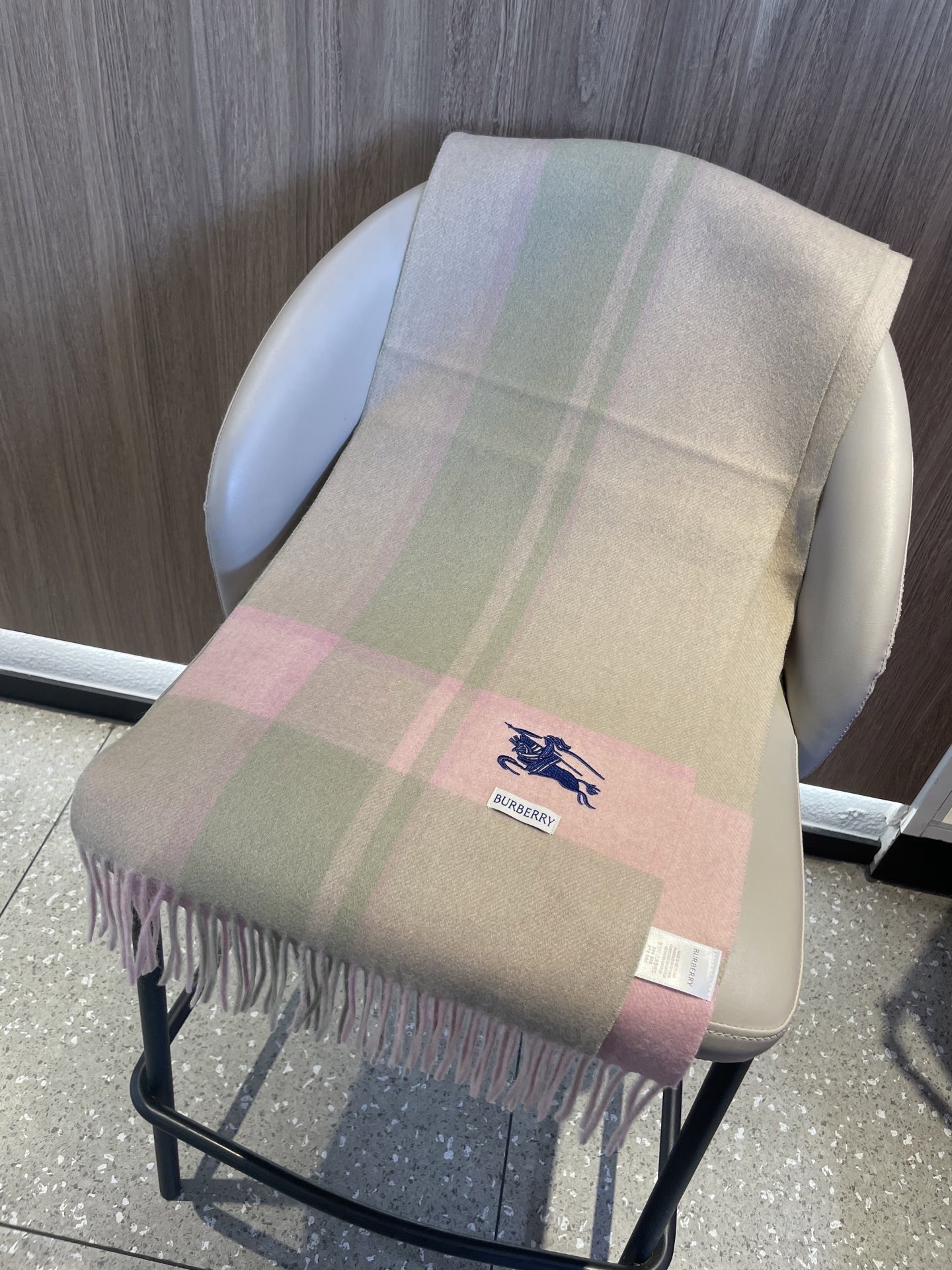 新款巴宝莉Bur羊绒格子好看的要疯掉了，太有型太有魅力了！！！非常斯文时尚的秋冬单品！真的很喜欢，非常C