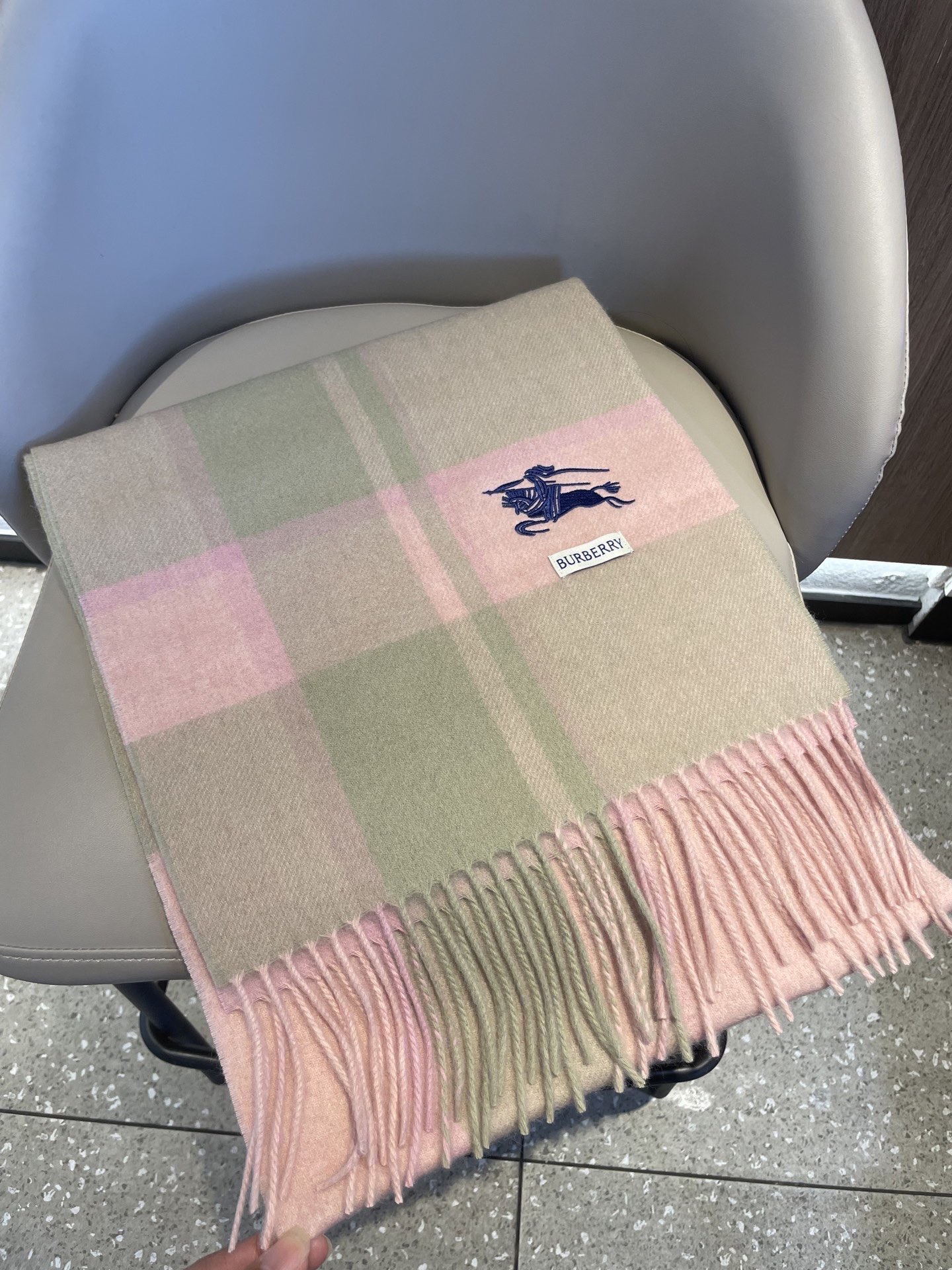 新款巴宝莉Bur羊绒格子好看的要疯掉了，太有型太有魅力了！！！非常斯文时尚的秋冬单品！真的很喜欢，非常C