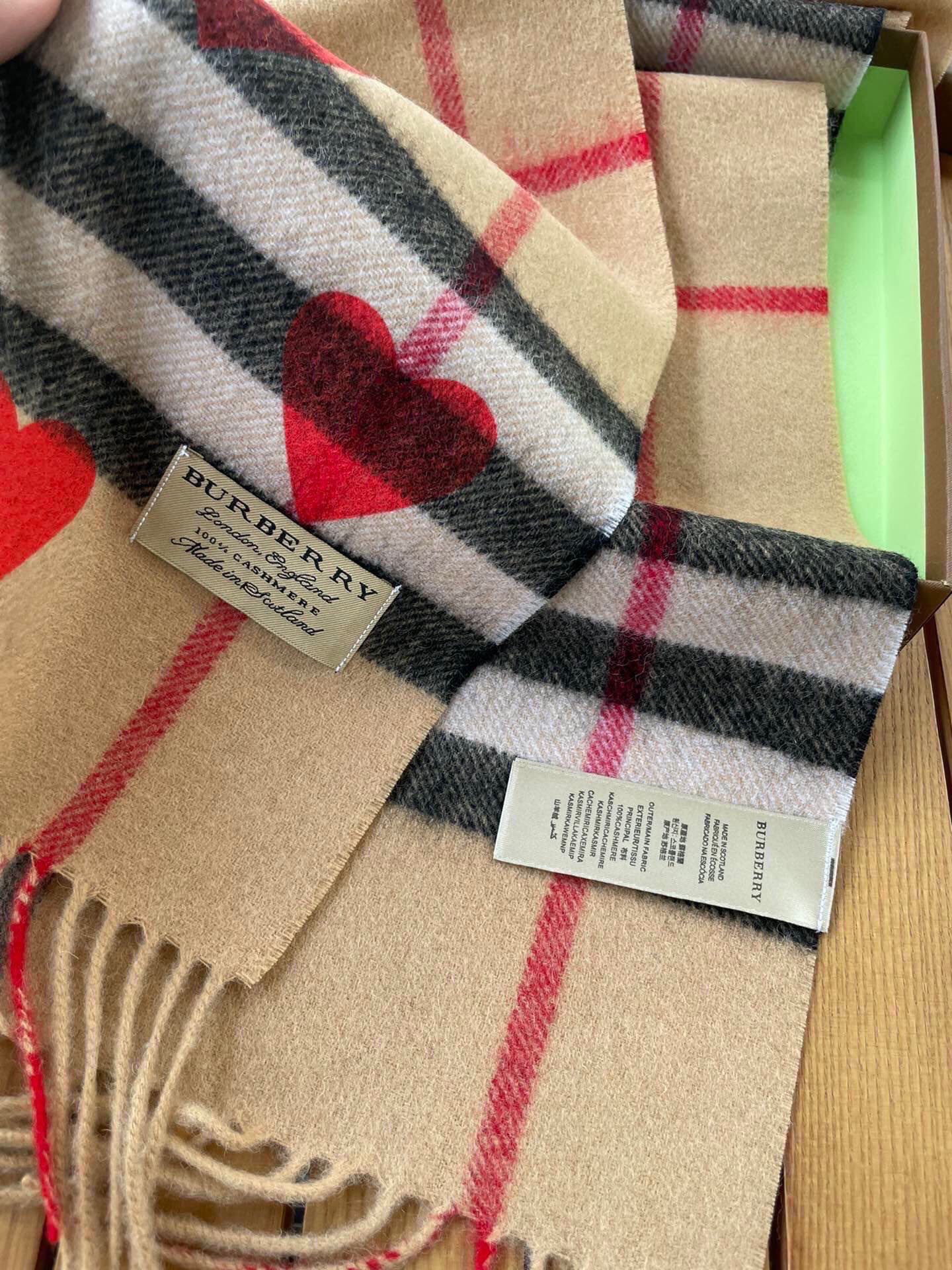 🆕【Bur · 经典♥️桃心】一年四季皆可使用的单品，而且是衣柜不止一条的专属，出镜率No. 1，巴宝莉