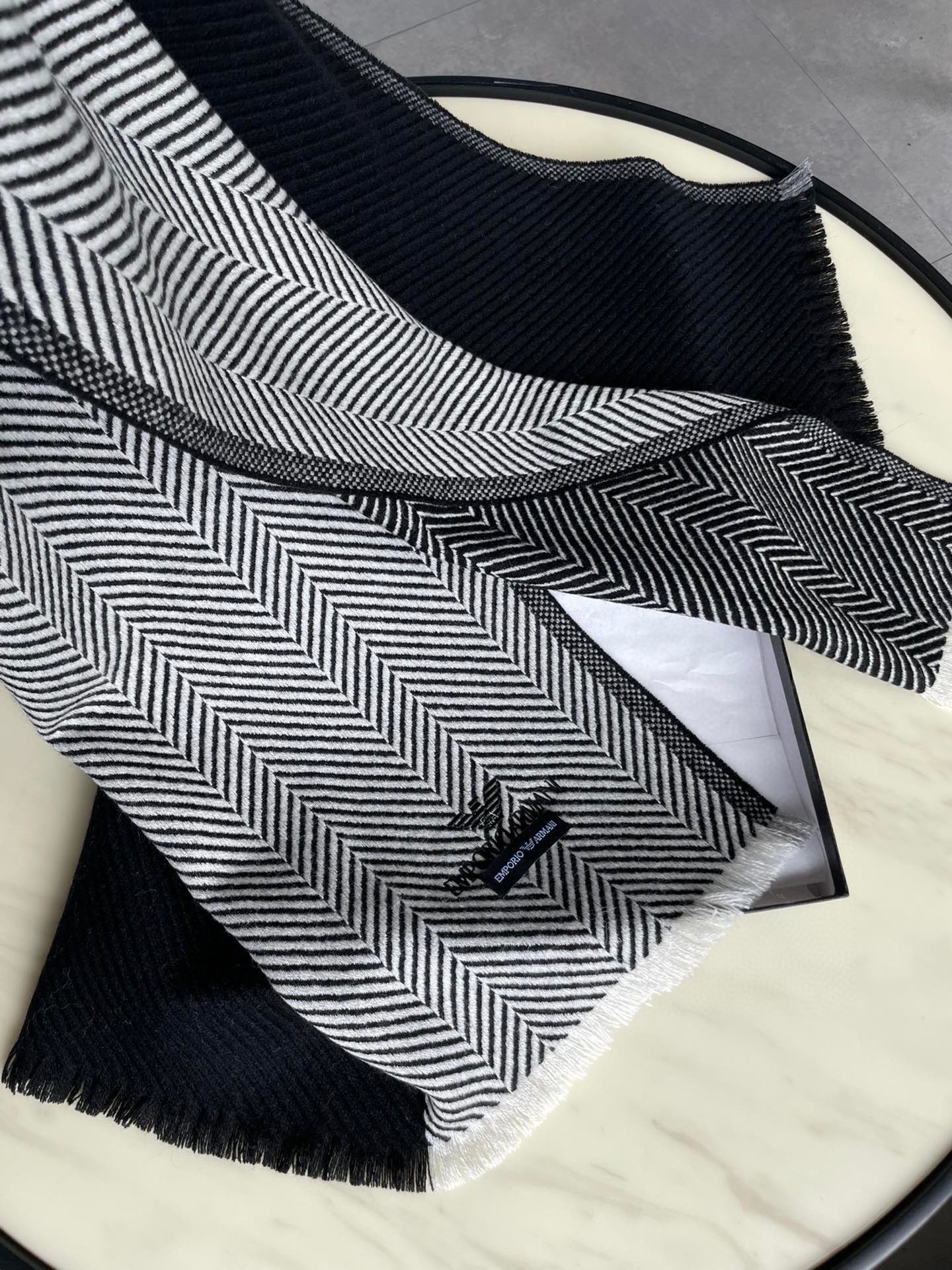 男款人字纹阿玛尼（Arman）披肩且买且珍惜~~男款真的很少，一年也就出几款，都是出口订单所以比较难遇。