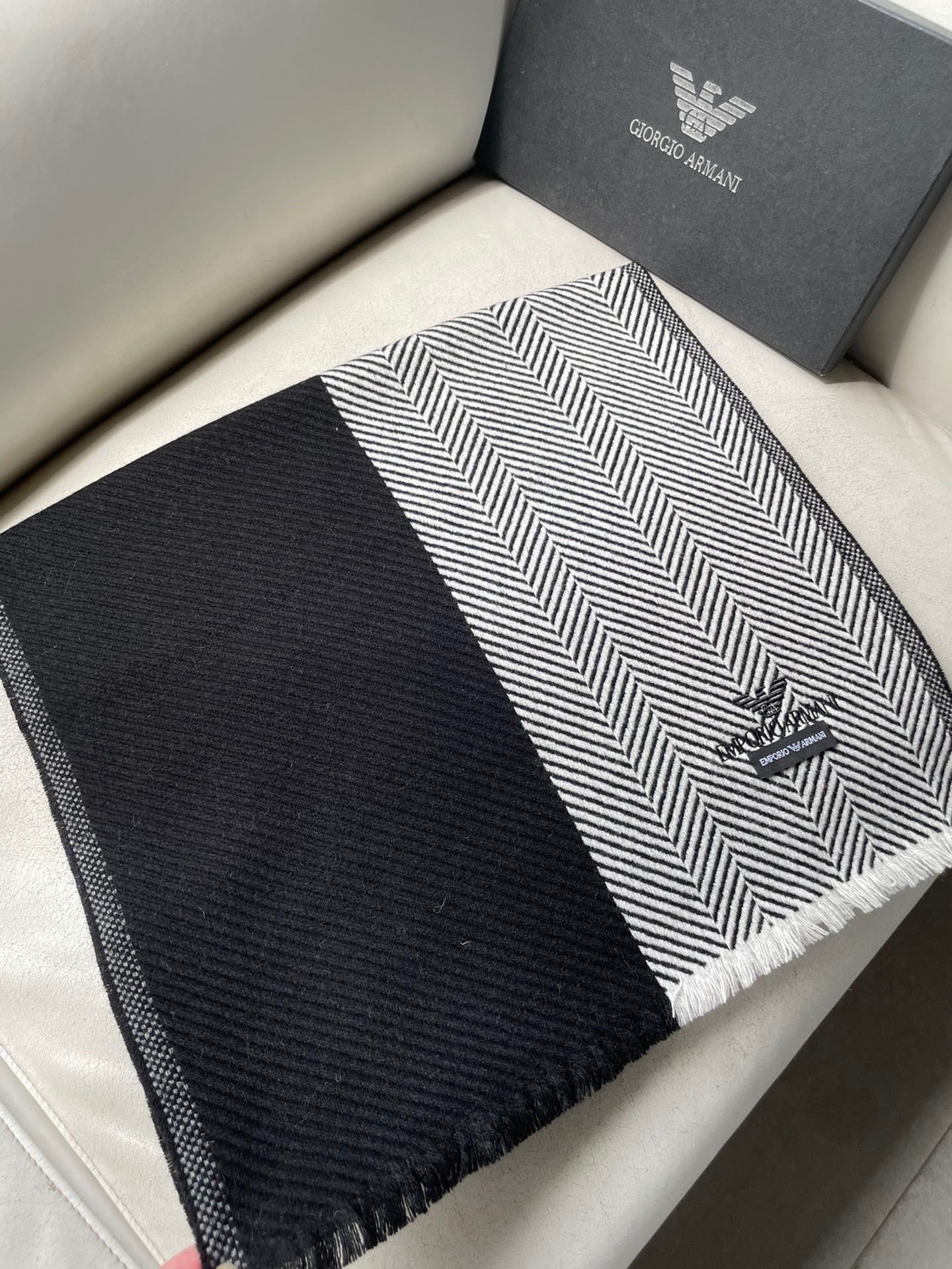 男款人字纹阿玛尼（Arman）披肩且买且珍惜~~男款真的很少，一年也就出几款，都是出口订单所以比较难遇。
