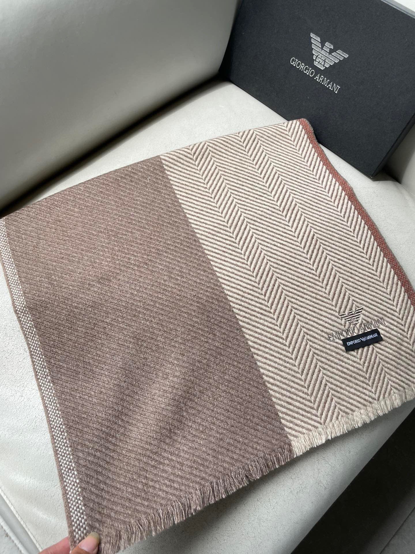 男款人字纹阿玛尼（Arman）披肩且买且珍惜~~男款真的很少，一年也就出几款，都是出口订单所以比较难遇。