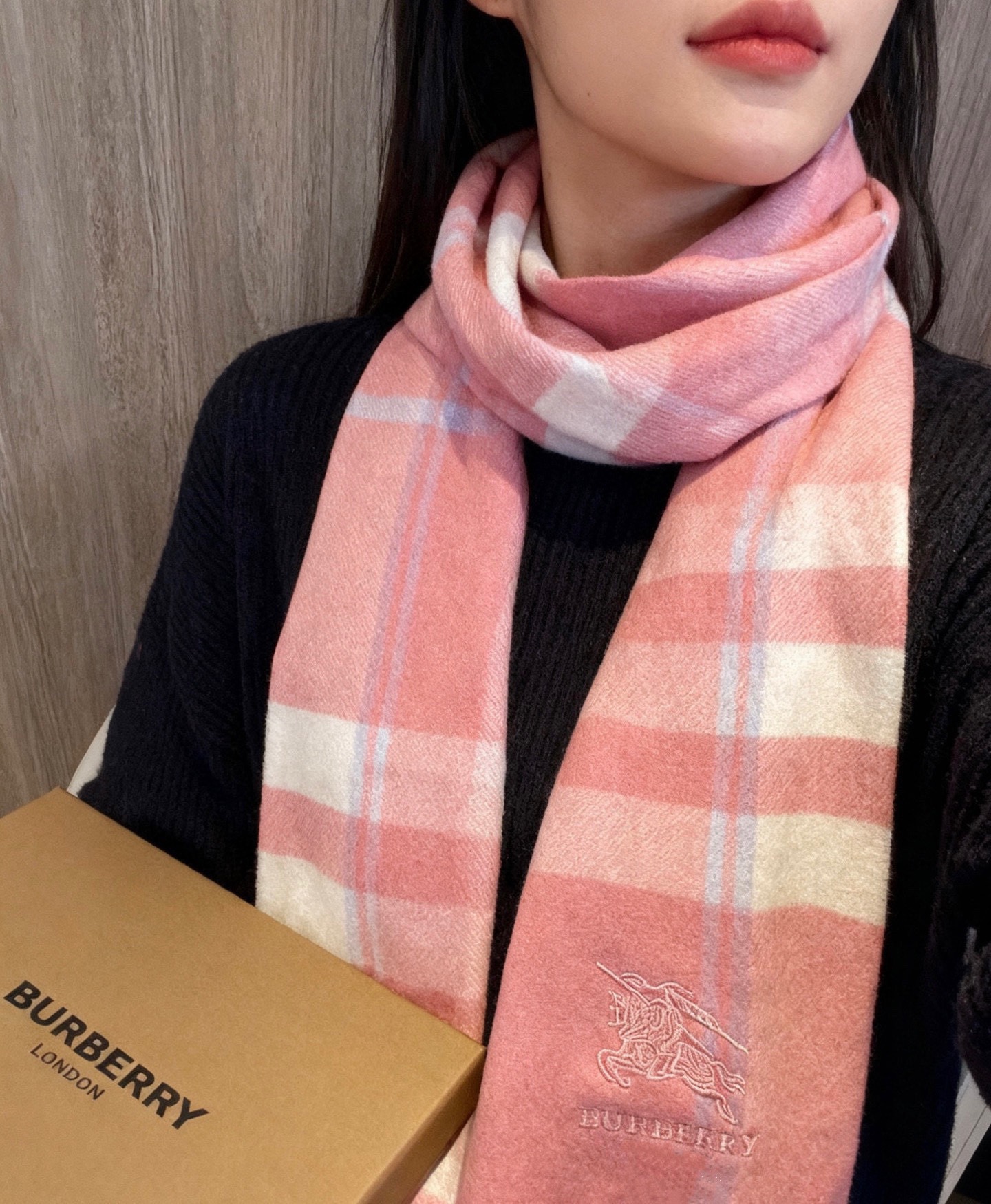 新款巴宝莉高品质进口羊绒围巾 惊爆上架 海外专柜最新男士女士情侣 羊绒围巾国内专柜都没上架 从款式到面料