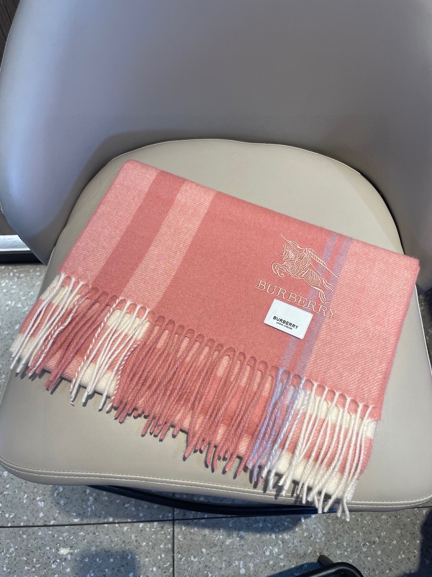 新款巴宝莉高品质进口羊绒围巾 惊爆上架 海外专柜最新男士女士情侣 羊绒围巾国内专柜都没上架 从款式到面料