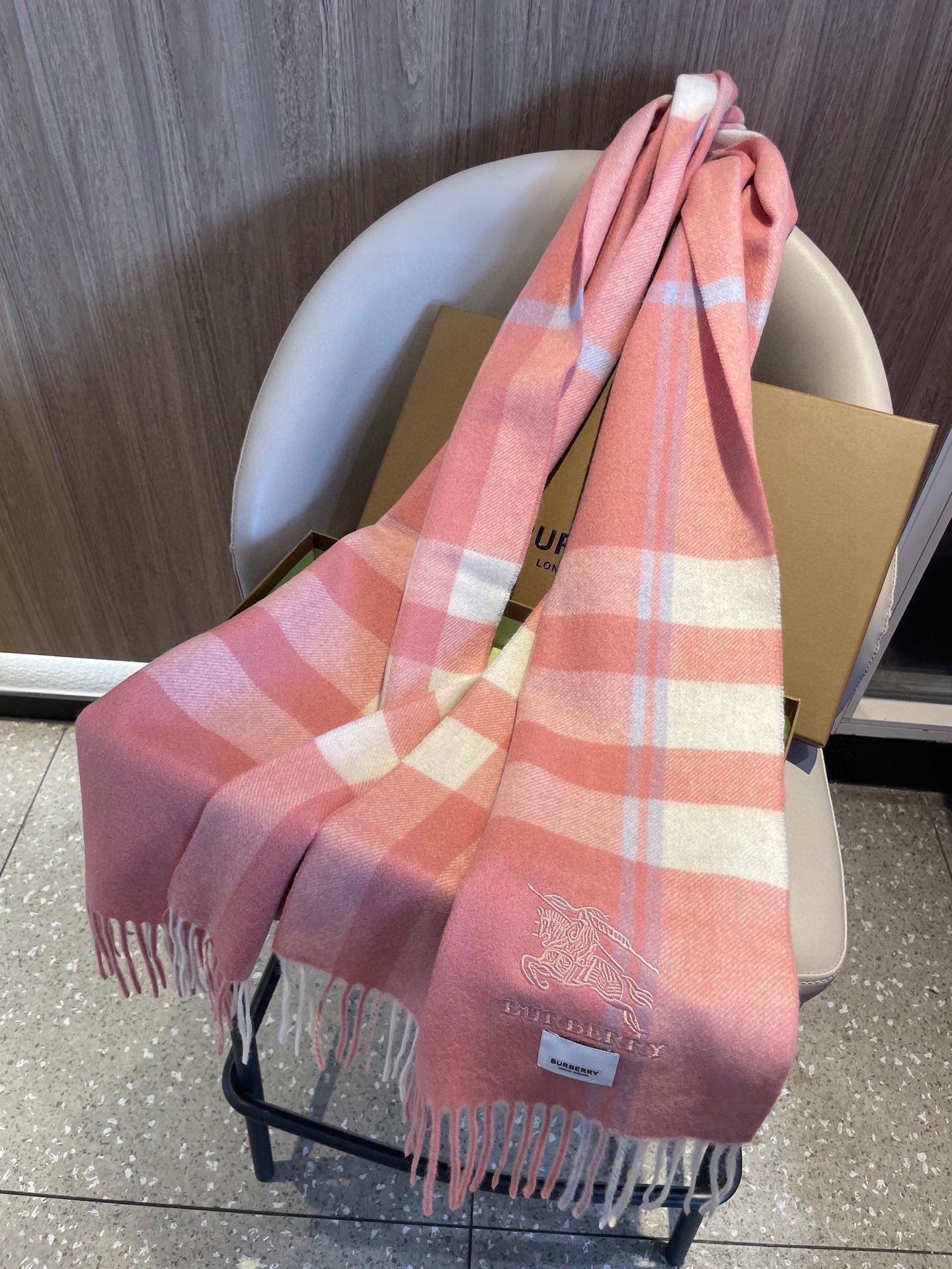 新款巴宝莉高品质进口羊绒围巾 惊爆上架 海外专柜最新男士女士情侣 羊绒围巾国内专柜都没上架 从款式到面料