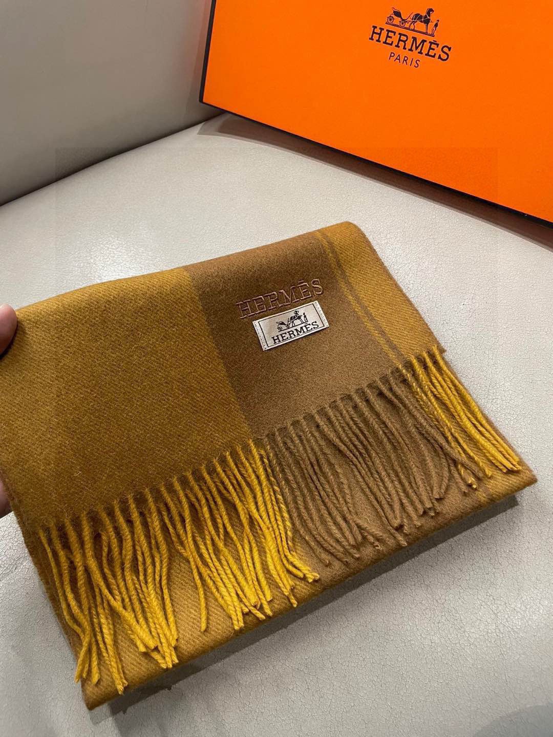 HERMFS【爱马仕】巴黎时装展采用蒙古高原细羊绒！手感满满地都是细腻的绒毛！这个价格绝对百分之百的实惠