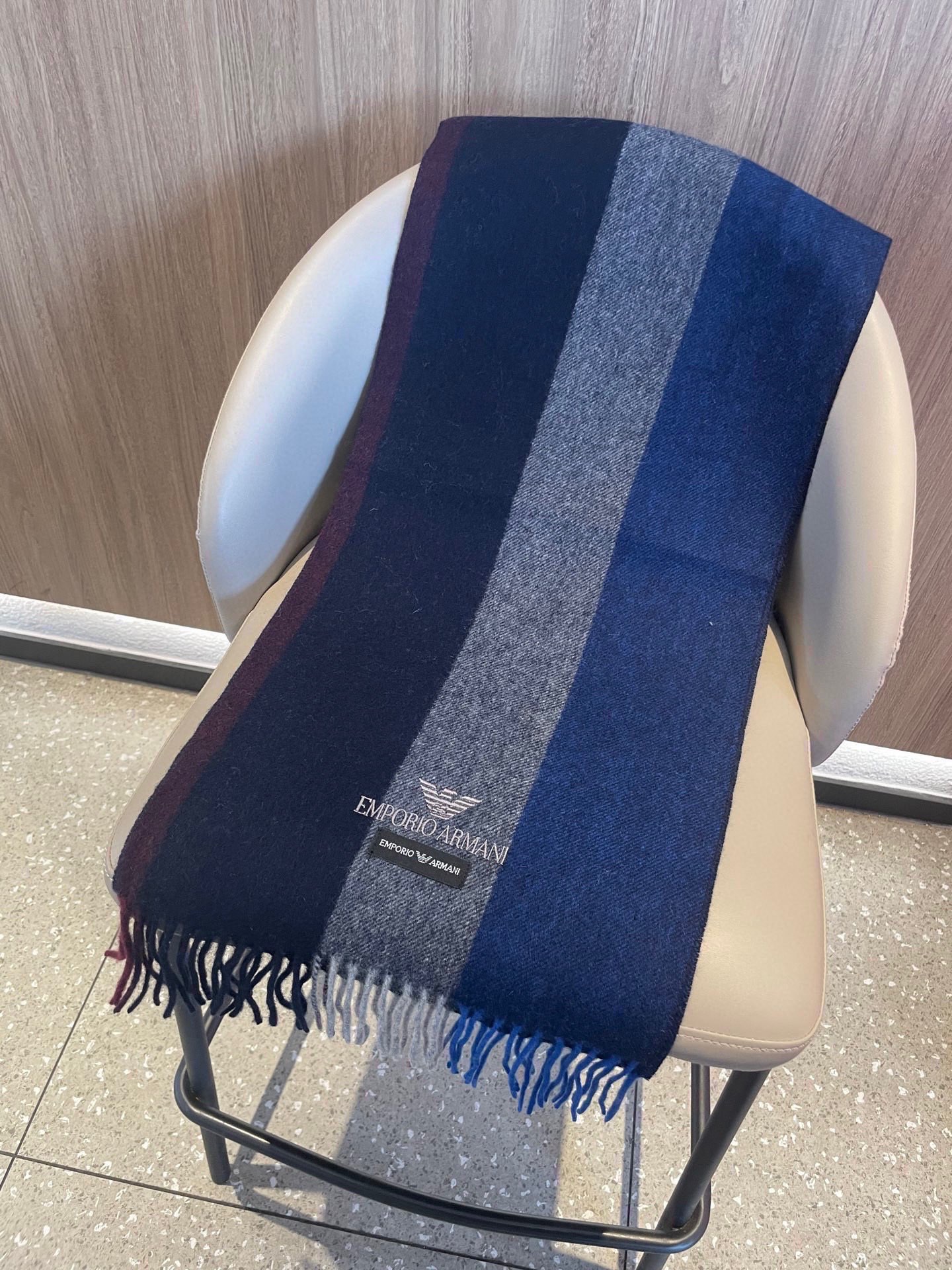 。新款阿玛尼海外专柜条纹拼色最新男士羊羔毛围巾～惊爆上架🎉国内专柜都没上架，从款式到面料都很赞🎻，经典的