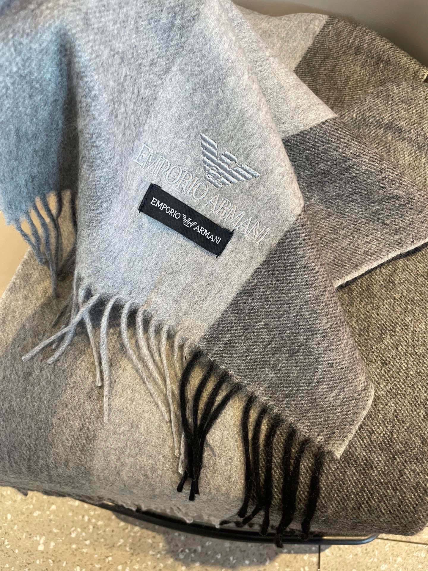 。新款阿玛尼海外专柜条纹拼色最新男士羊羔毛围巾～惊爆上架🎉国内专柜都没上架，从款式到面料都很赞🎻，经典的