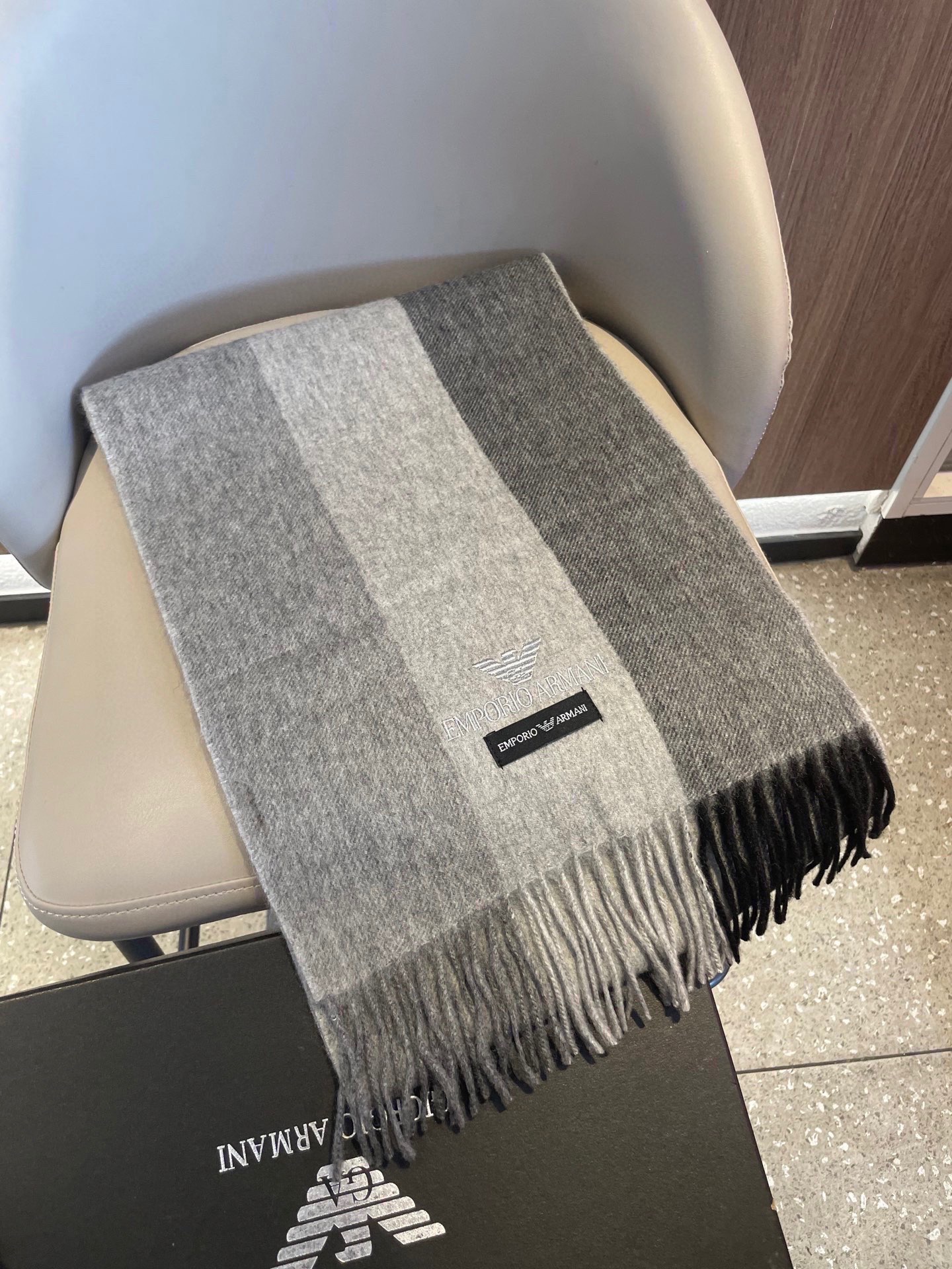 。新款阿玛尼海外专柜条纹拼色最新男士羊羔毛围巾～惊爆上架🎉国内专柜都没上架，从款式到面料都很赞🎻，经典的