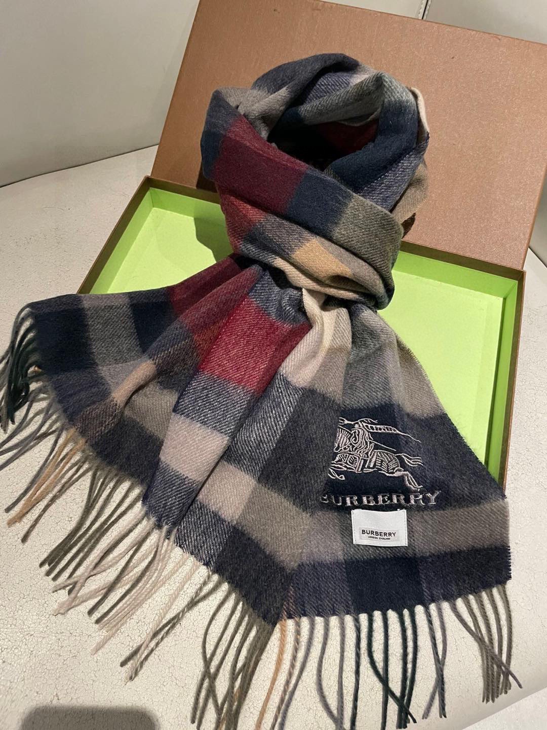 巴宝莉男士格子高级货❗️ 顶级出口尾单战马刺绣👍货不多，下手一定要快，真心美的让人非常非常心动 上身效果