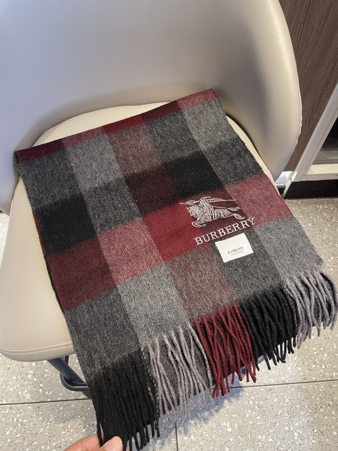 巴宝莉男士格子高级货❗️ 顶级出口尾单战马刺绣👍货不多，下手一定要快，真心美的让人非常非常心动 上身效果