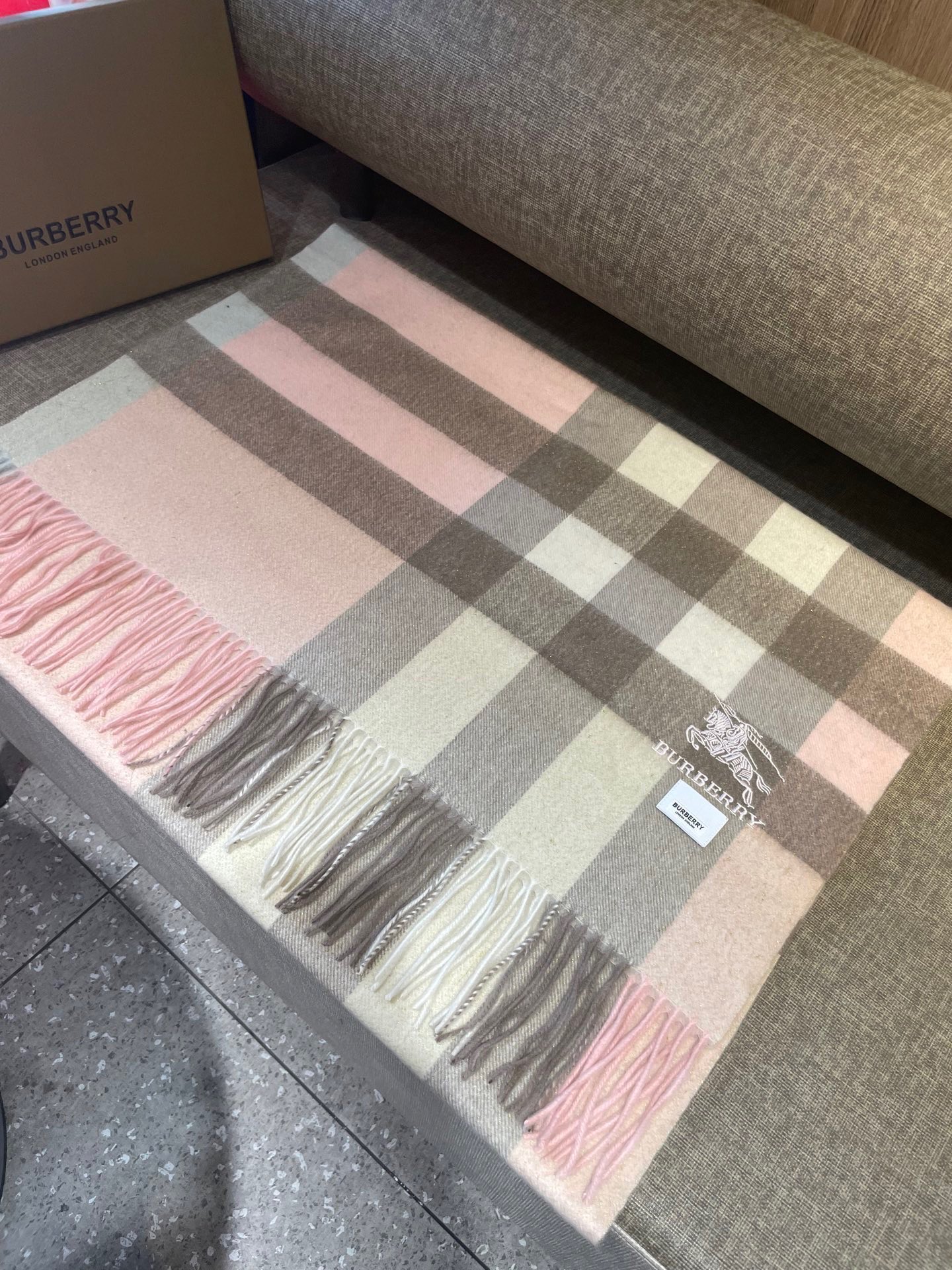 。永不过时的巴宝莉格子万年款，bbr战马刺绣🪡经典【大格金丝线披肩】品质手感好到不行‼️100%羊羔绒♨