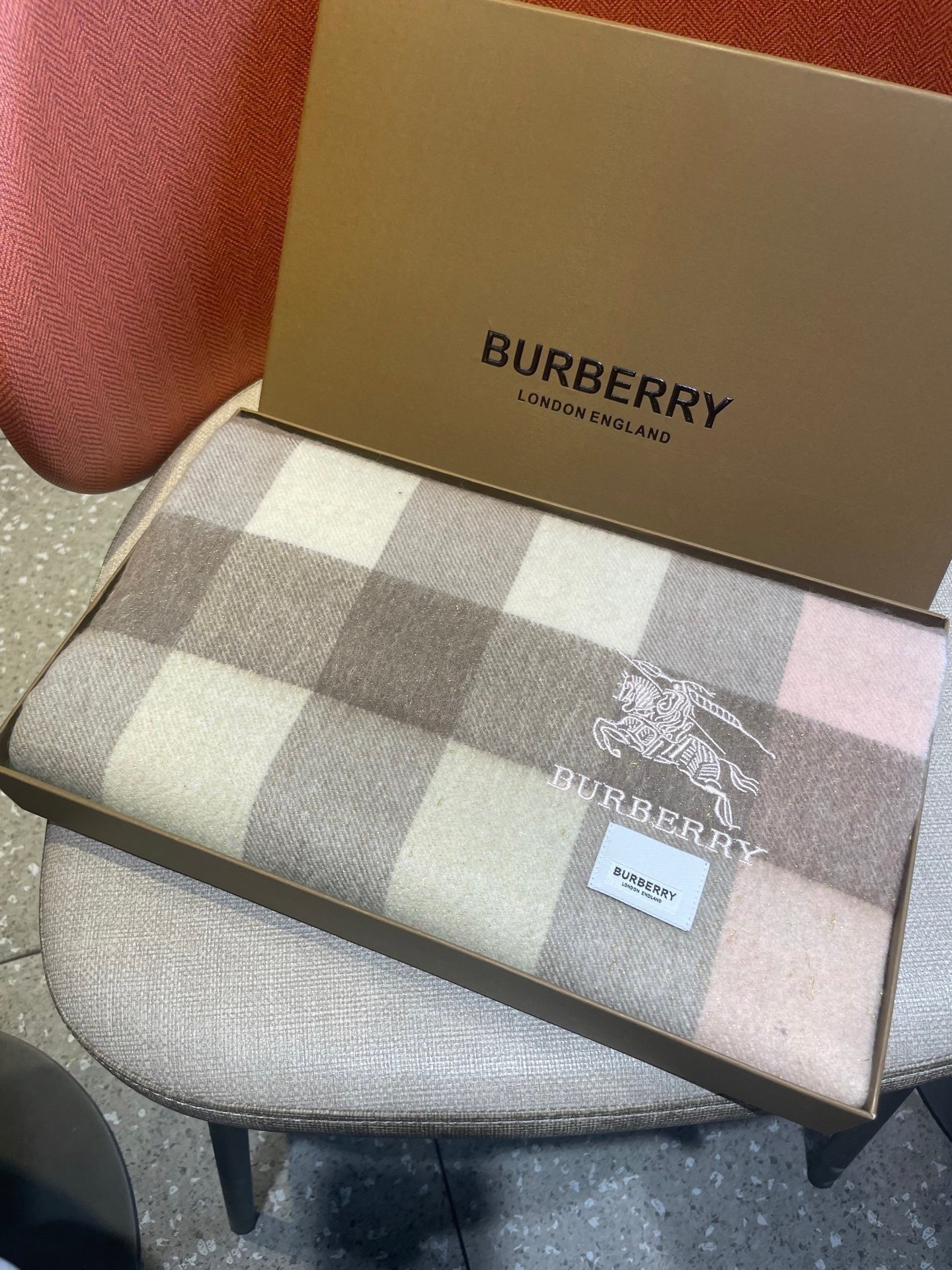 。永不过时的巴宝莉格子万年款，bbr战马刺绣🪡经典【大格金丝线披肩】品质手感好到不行‼️100%羊羔绒♨