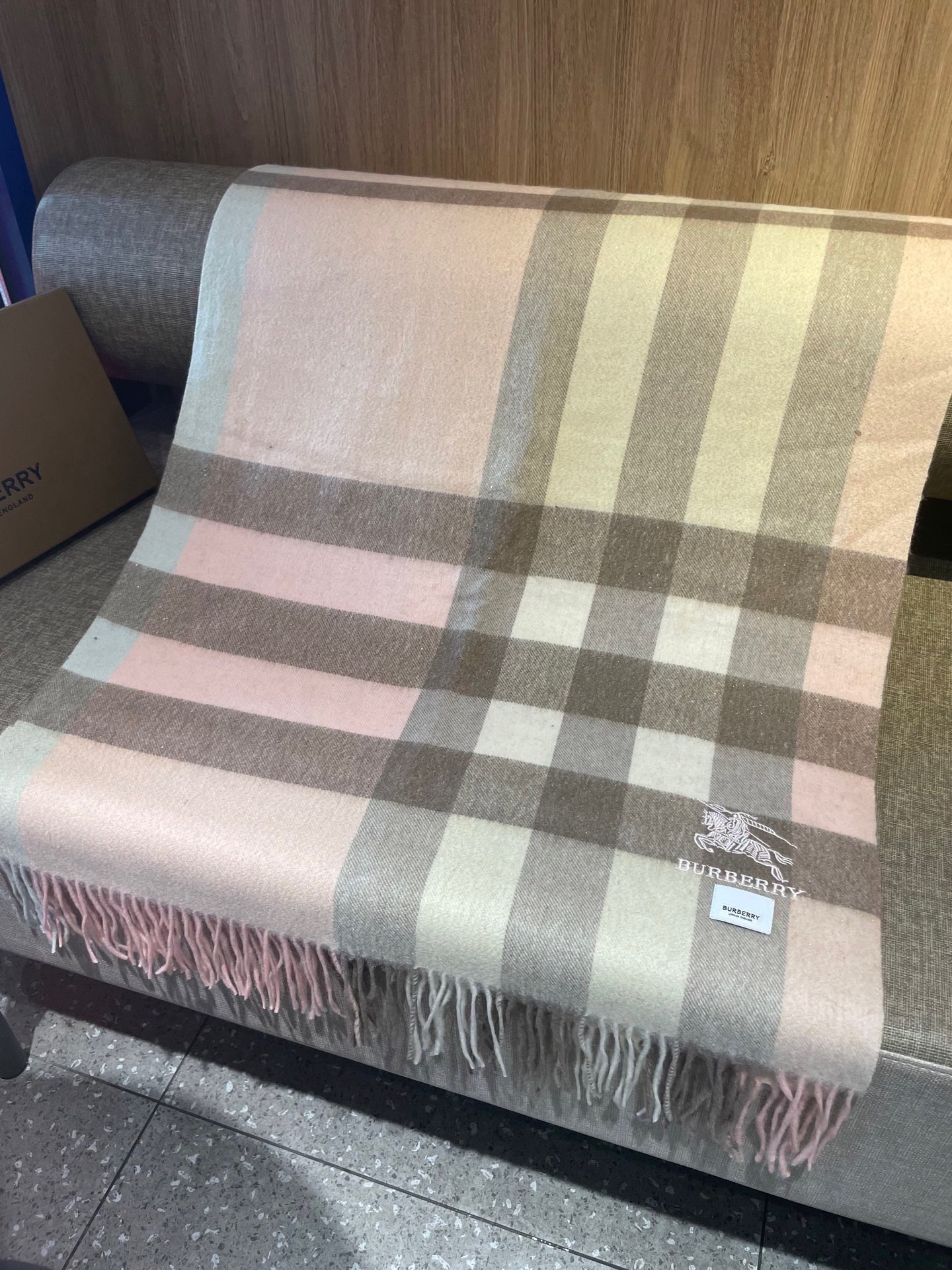 。永不过时的巴宝莉格子万年款，bbr战马刺绣🪡经典【大格金丝线披肩】品质手感好到不行‼️100%羊羔绒♨