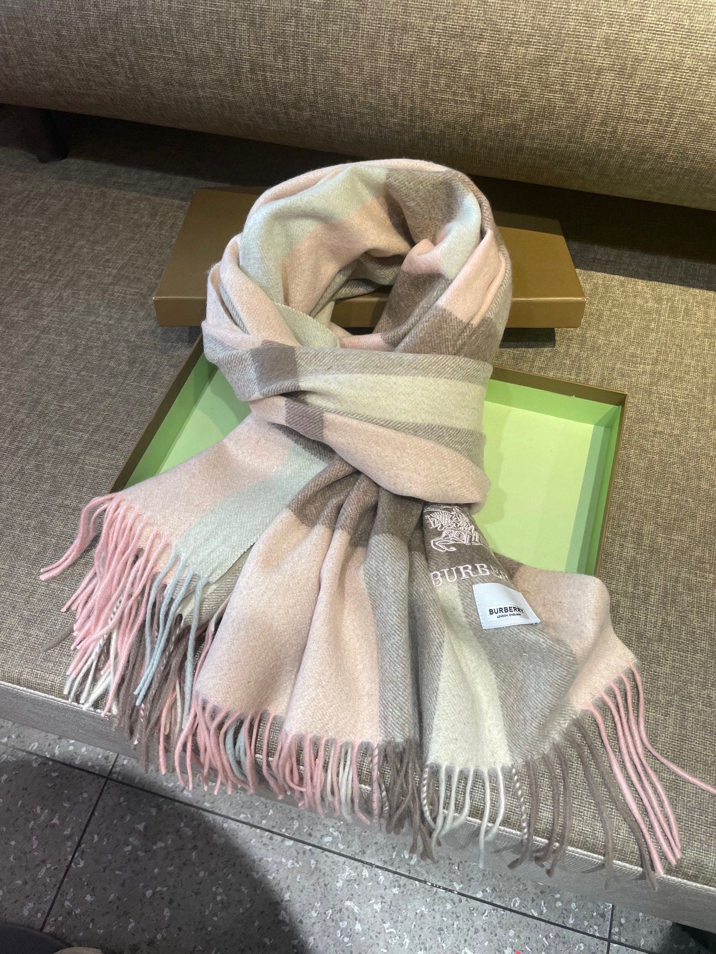 。永不过时的巴宝莉格子万年款，bbr战马刺绣🪡经典【大格金丝线披肩】品质手感好到不行‼️100%羊羔绒♨