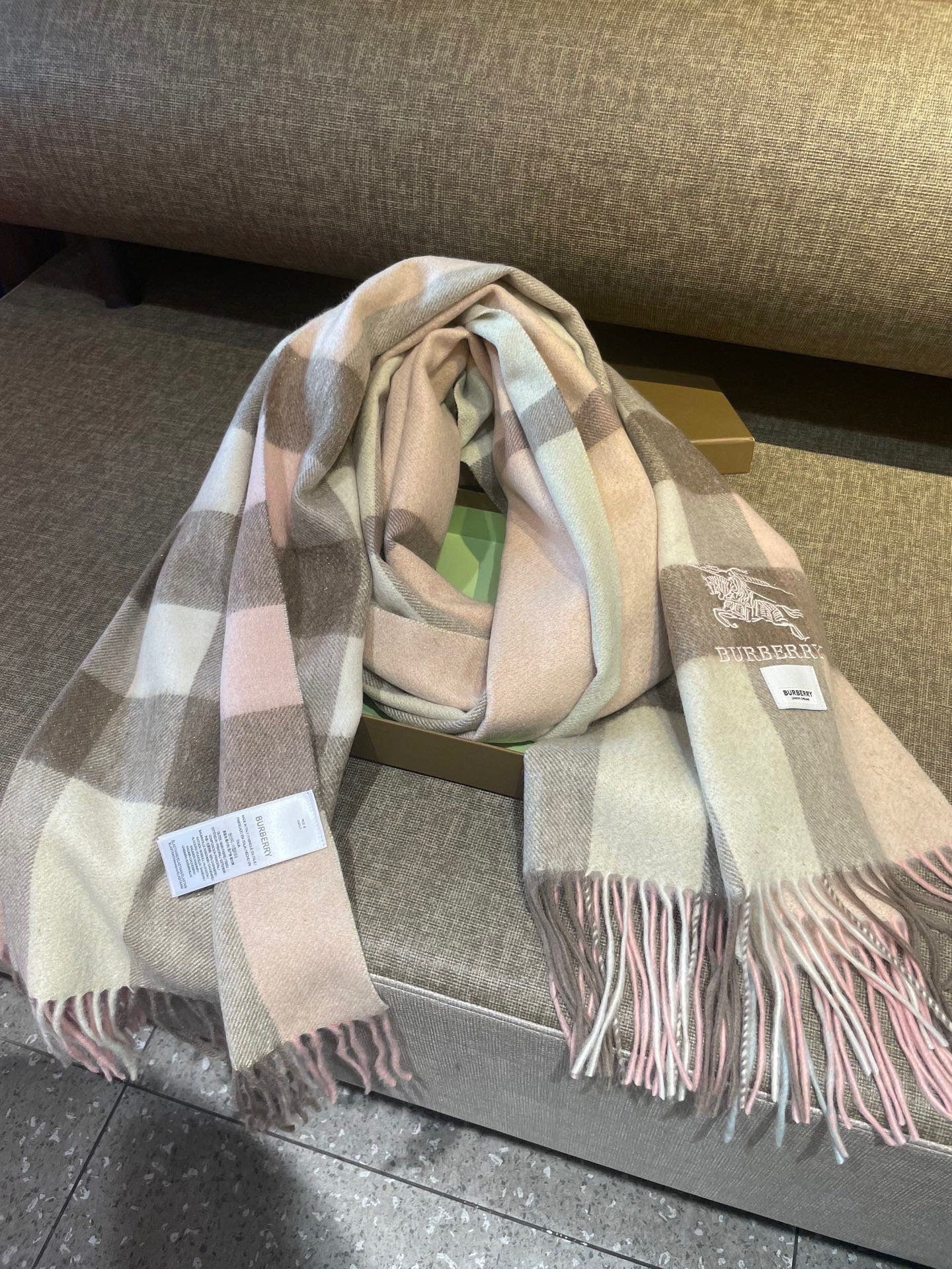 。永不过时的巴宝莉格子万年款，bbr战马刺绣🪡经典【大格金丝线披肩】品质手感好到不行‼️100%羊羔绒♨