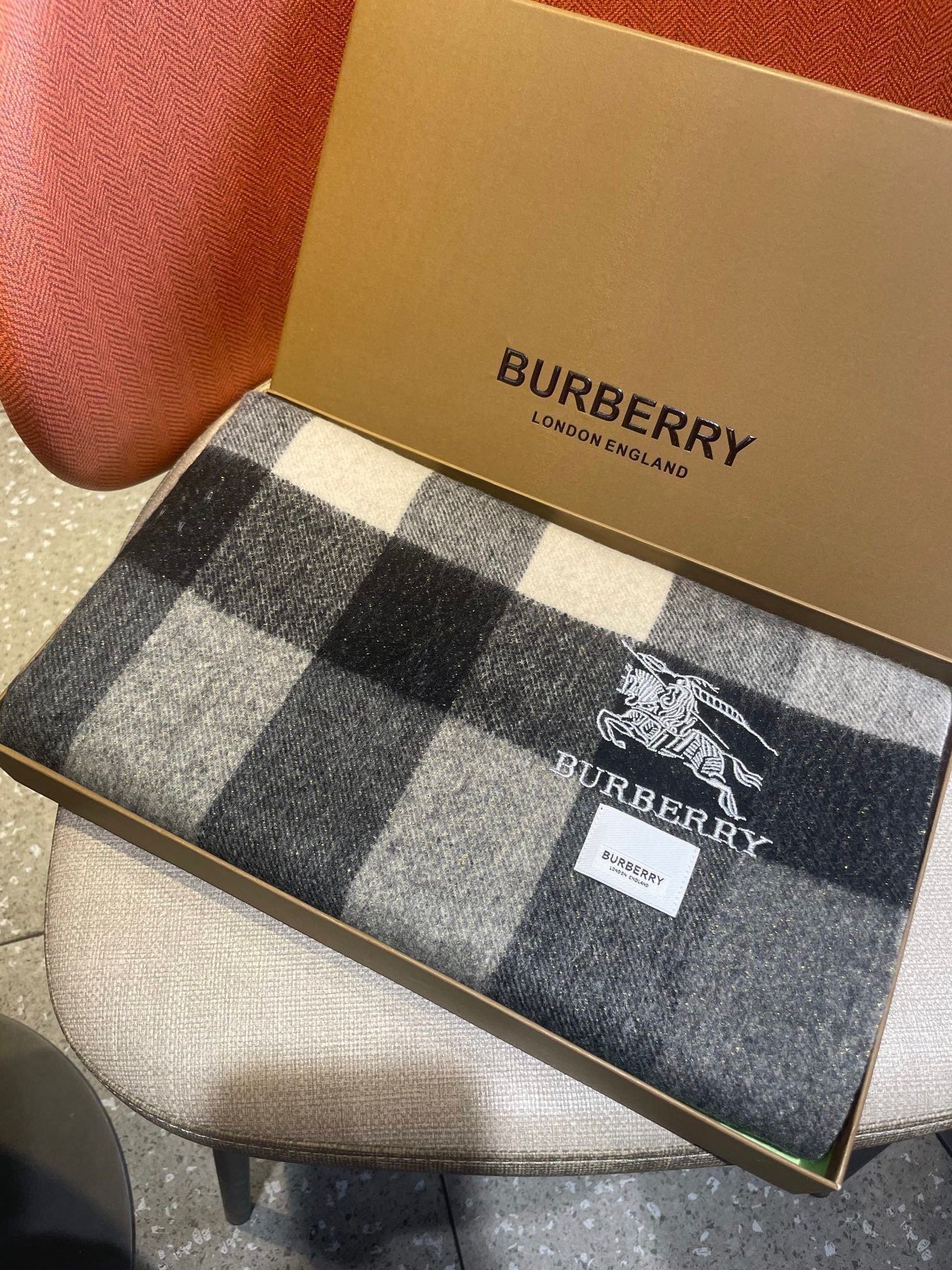 。永不过时的巴宝莉格子万年款，bbr战马刺绣🪡经典【大格金丝线披肩】品质手感好到不行‼️100%羊羔绒♨