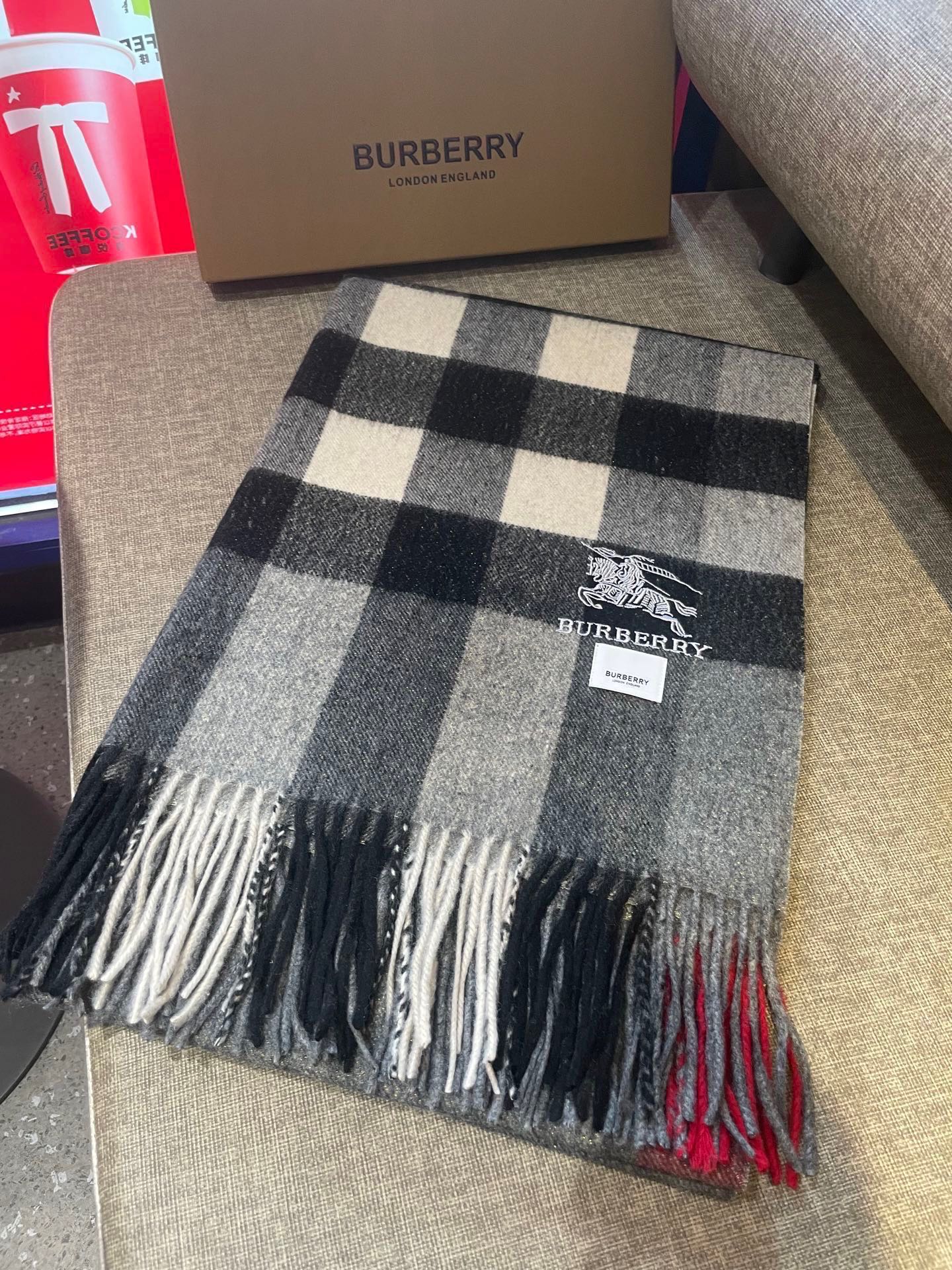 。永不过时的巴宝莉格子万年款，bbr战马刺绣🪡经典【大格金丝线披肩】品质手感好到不行‼️100%羊羔绒♨