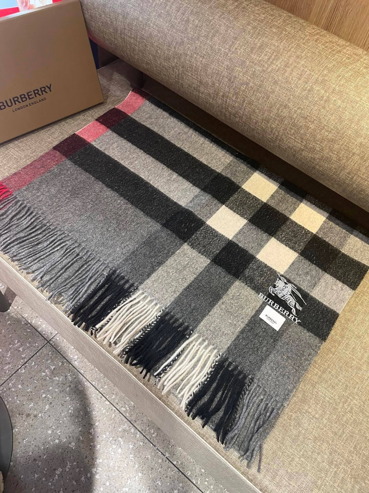 。永不过时的巴宝莉格子万年款，bbr战马刺绣🪡经典【大格金丝线披肩】品质手感好到不行‼️100%羊羔绒♨