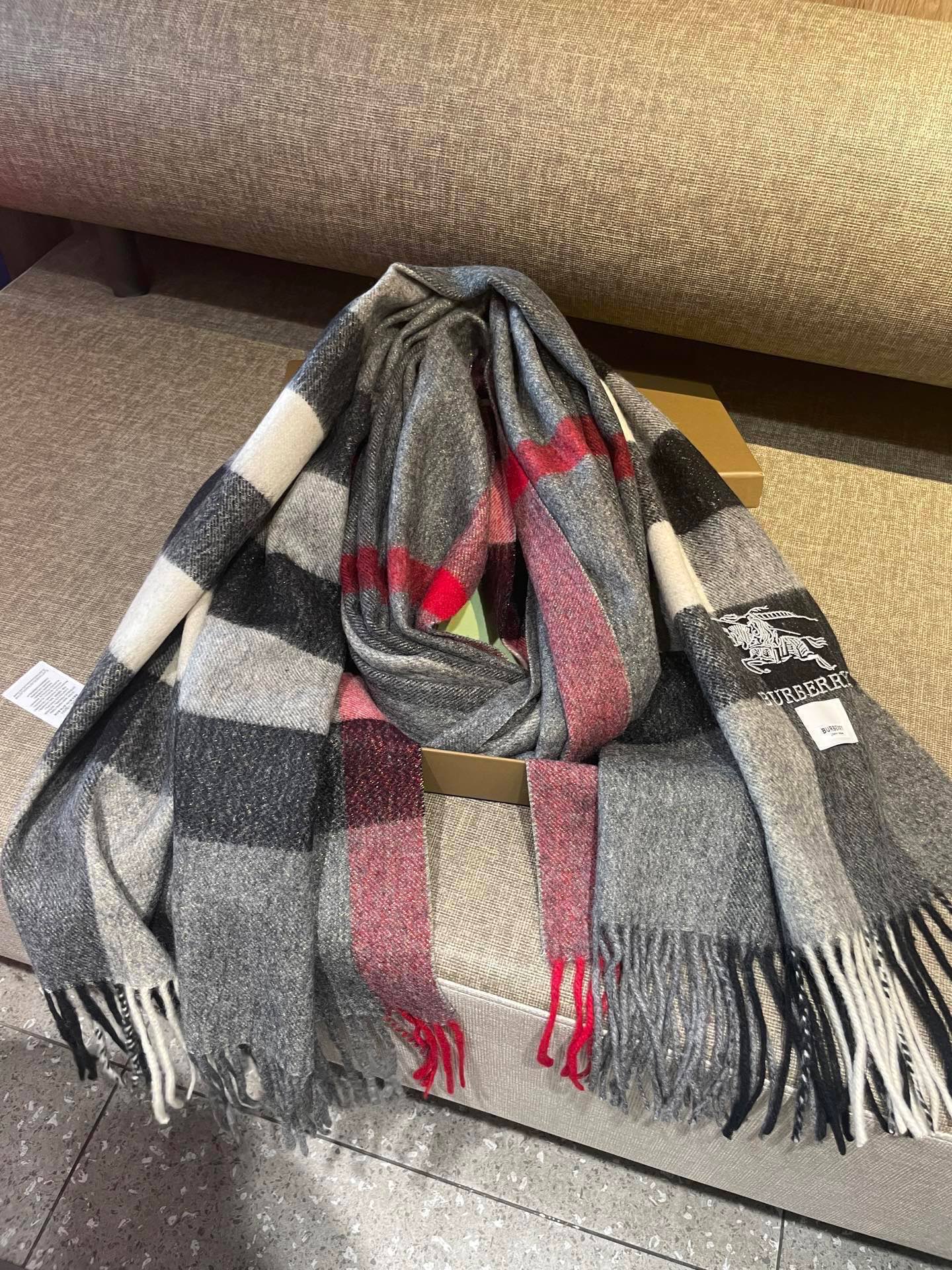 。永不过时的巴宝莉格子万年款，bbr战马刺绣🪡经典【大格金丝线披肩】品质手感好到不行‼️100%羊羔绒♨