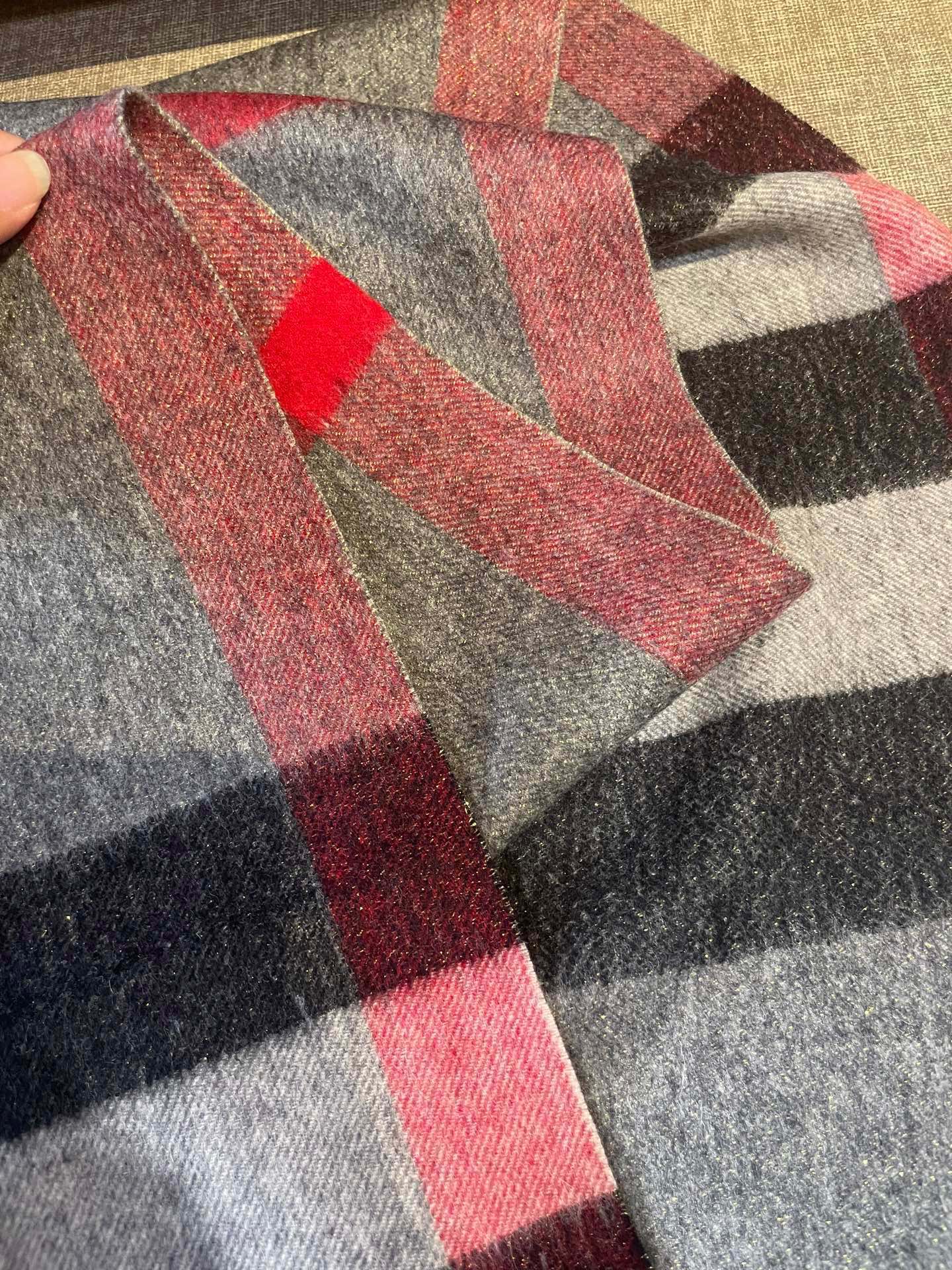 。永不过时的巴宝莉格子万年款，bbr战马刺绣🪡经典【大格金丝线披肩】品质手感好到不行‼️100%羊羔绒♨