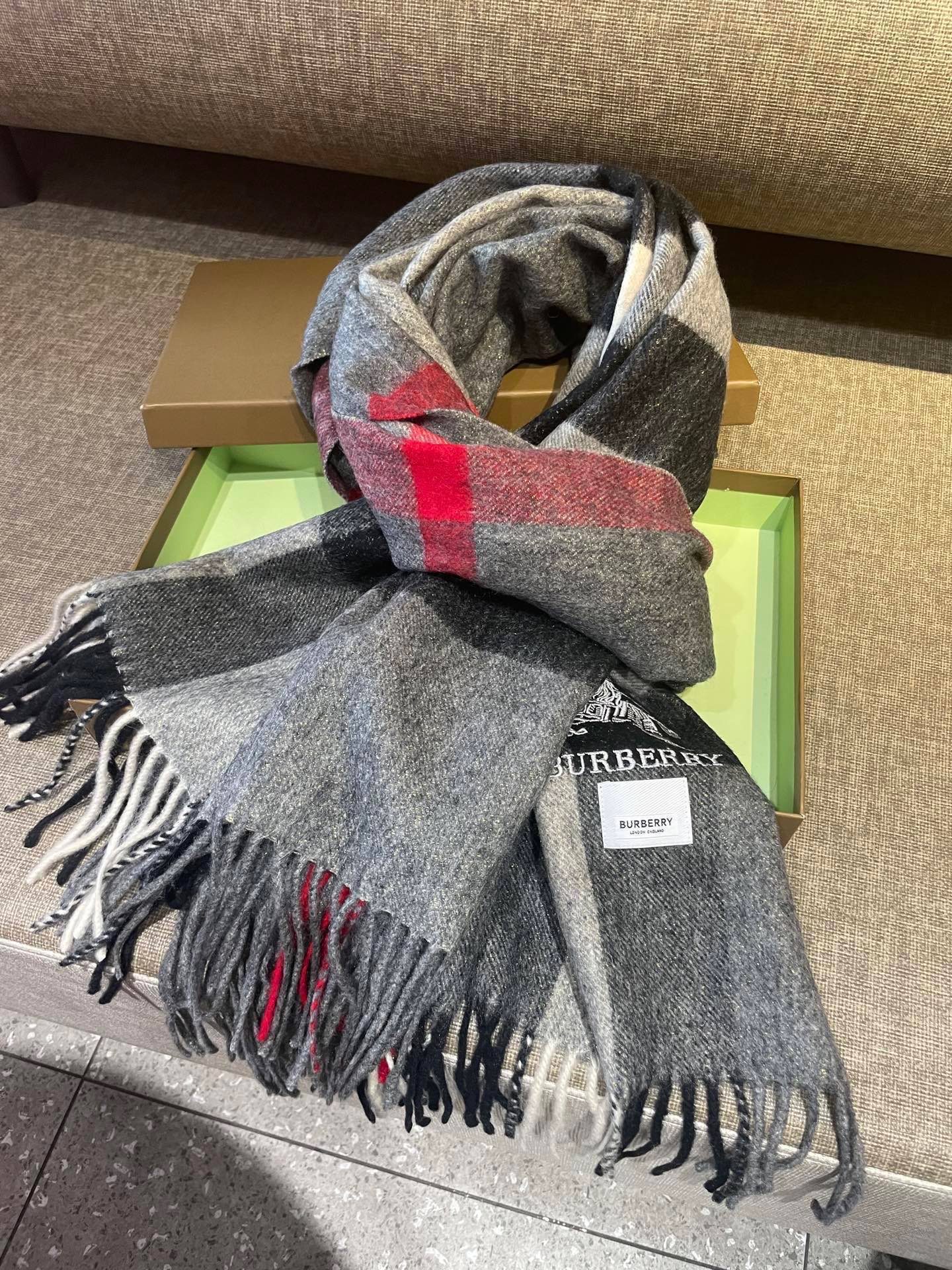 。永不过时的巴宝莉格子万年款，bbr战马刺绣🪡经典【大格金丝线披肩】品质手感好到不行‼️100%羊羔绒♨