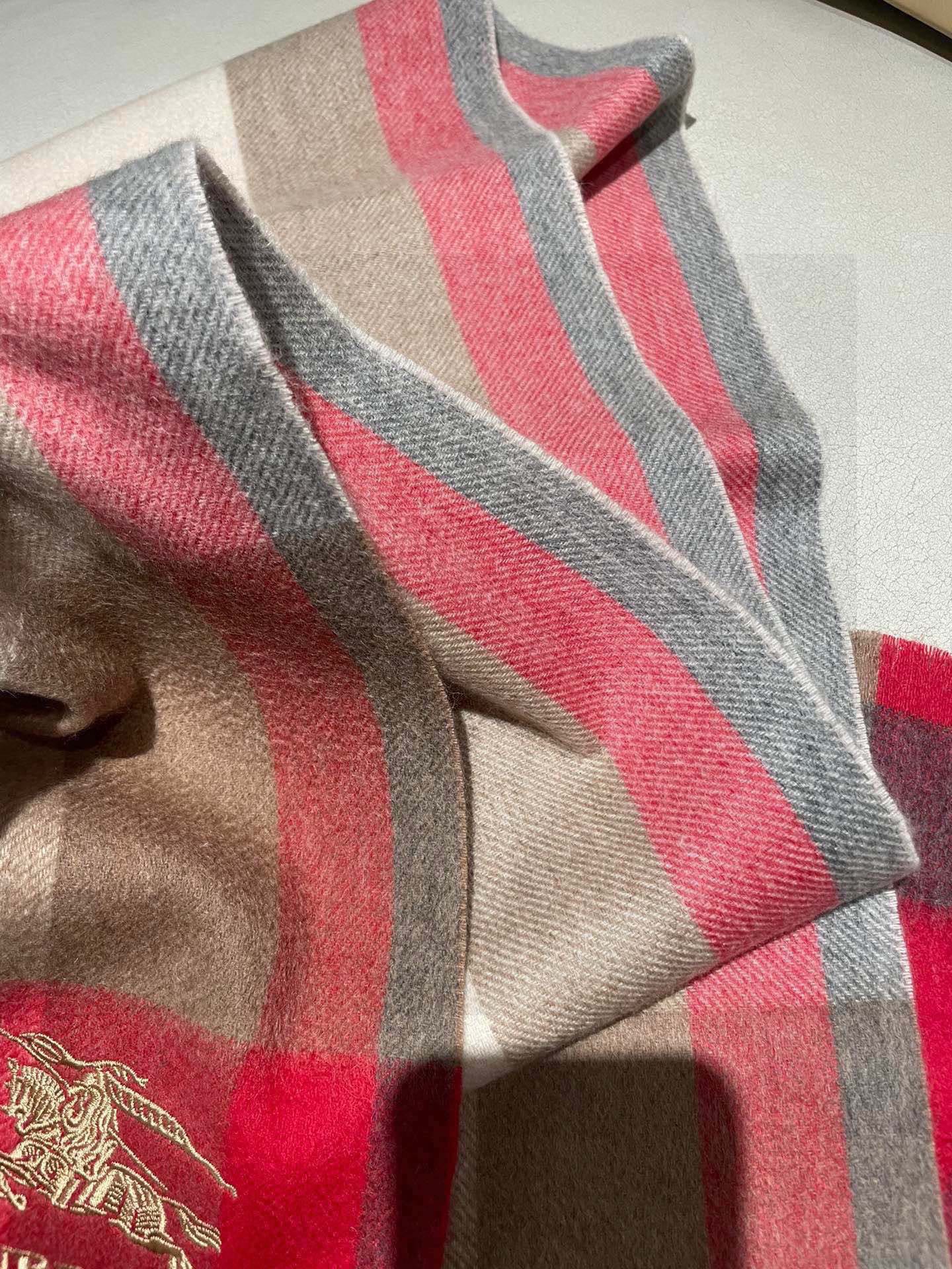 牛货🐮巴宝莉新品男士、女士同款小披肩✨羊绒经典格纹👐围巾♨️高尖端产物⚠️，经典logo刺绣，时尚大牌的