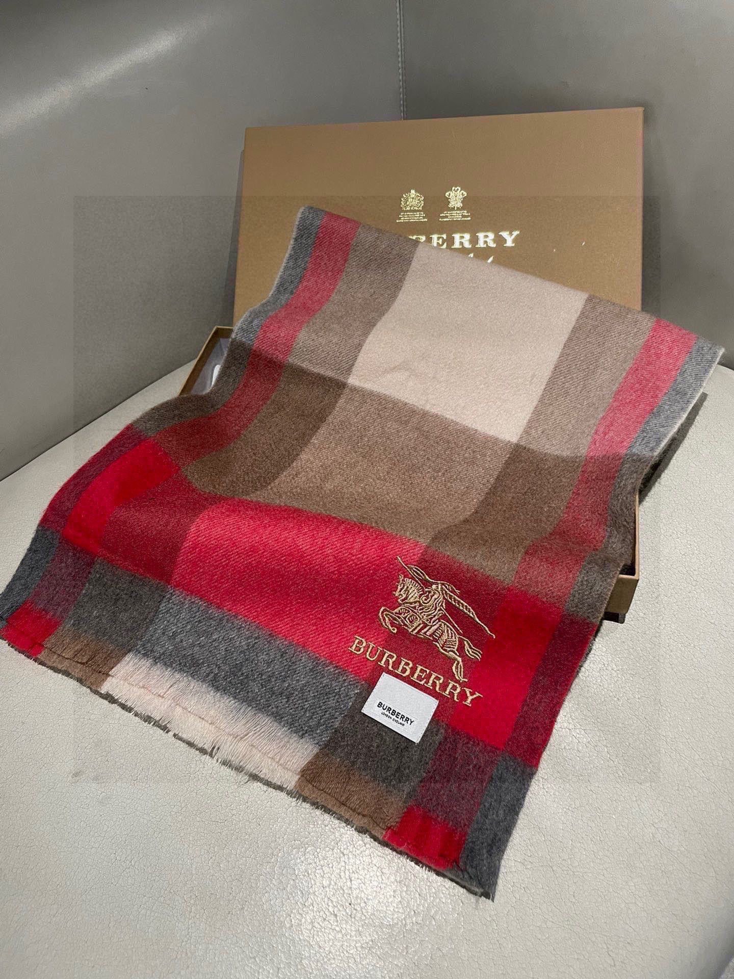 牛货🐮巴宝莉新品男士、女士同款小披肩✨羊绒经典格纹👐围巾♨️高尖端产物⚠️，经典logo刺绣，时尚大牌的