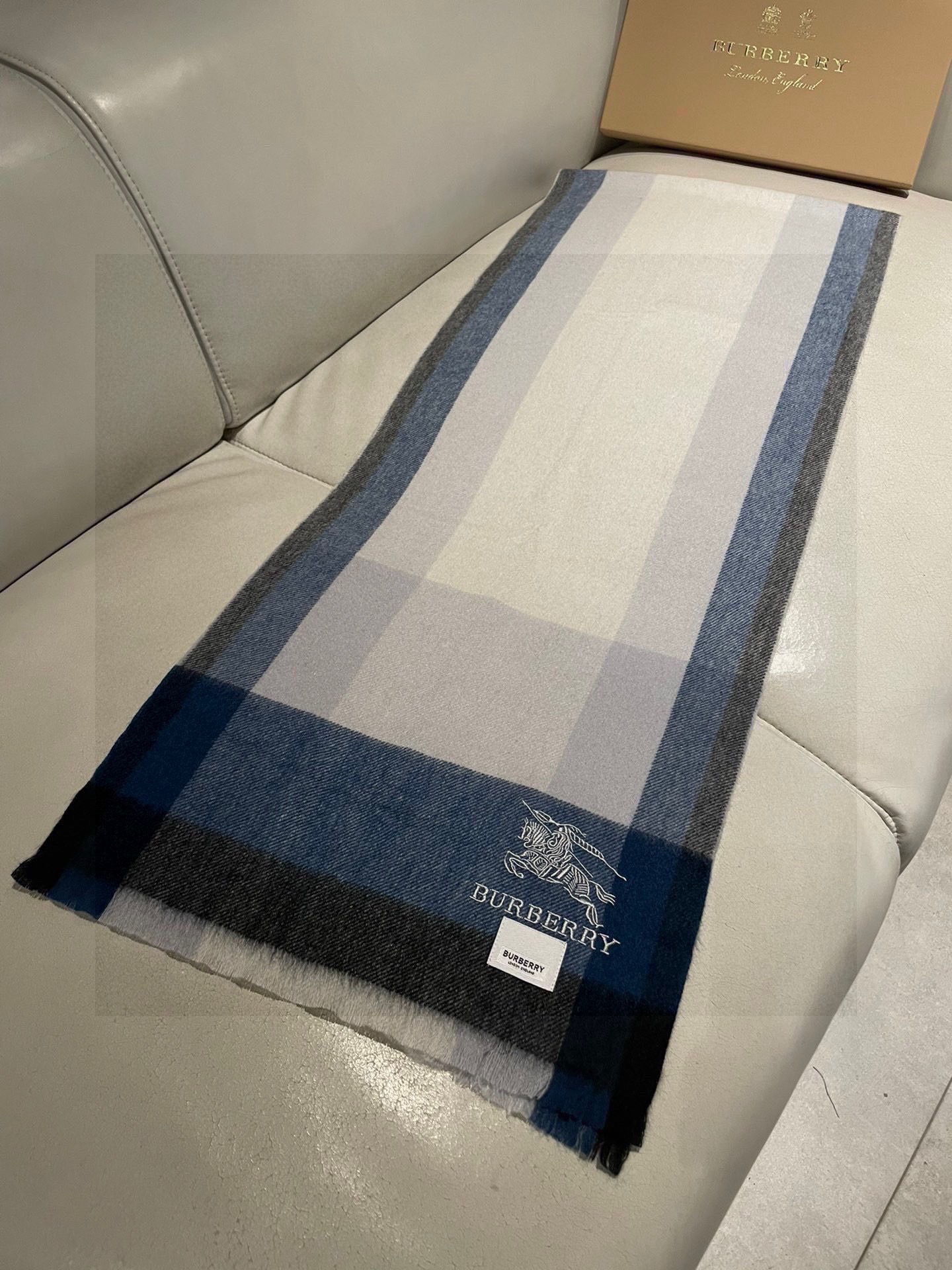 牛货🐮巴宝莉新品男士、女士同款小披肩✨羊绒经典格纹👐围巾♨️高尖端产物⚠️，经典logo刺绣，时尚大牌的