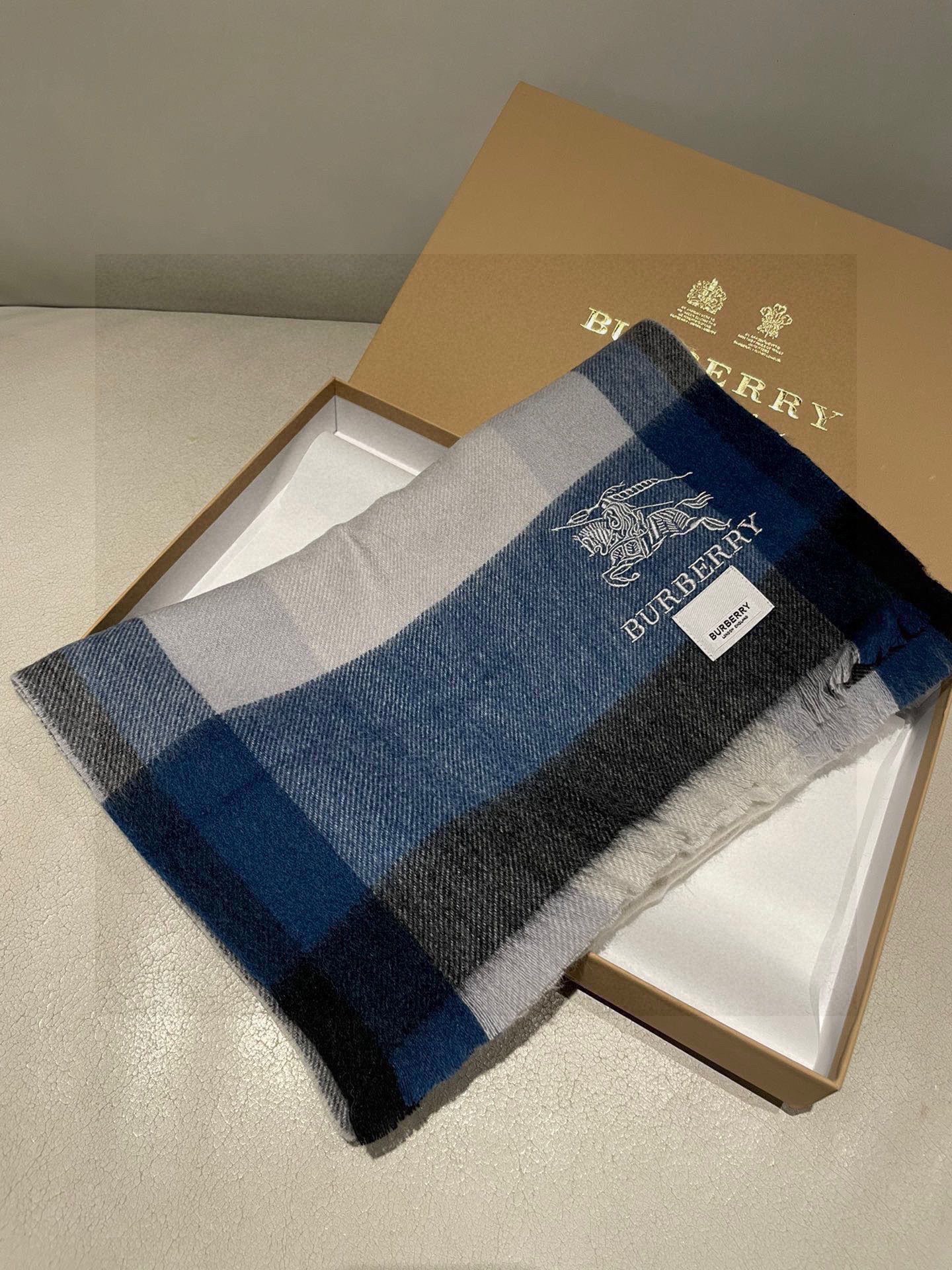 牛货🐮巴宝莉新品男士、女士同款小披肩✨羊绒经典格纹👐围巾♨️高尖端产物⚠️，经典logo刺绣，时尚大牌的