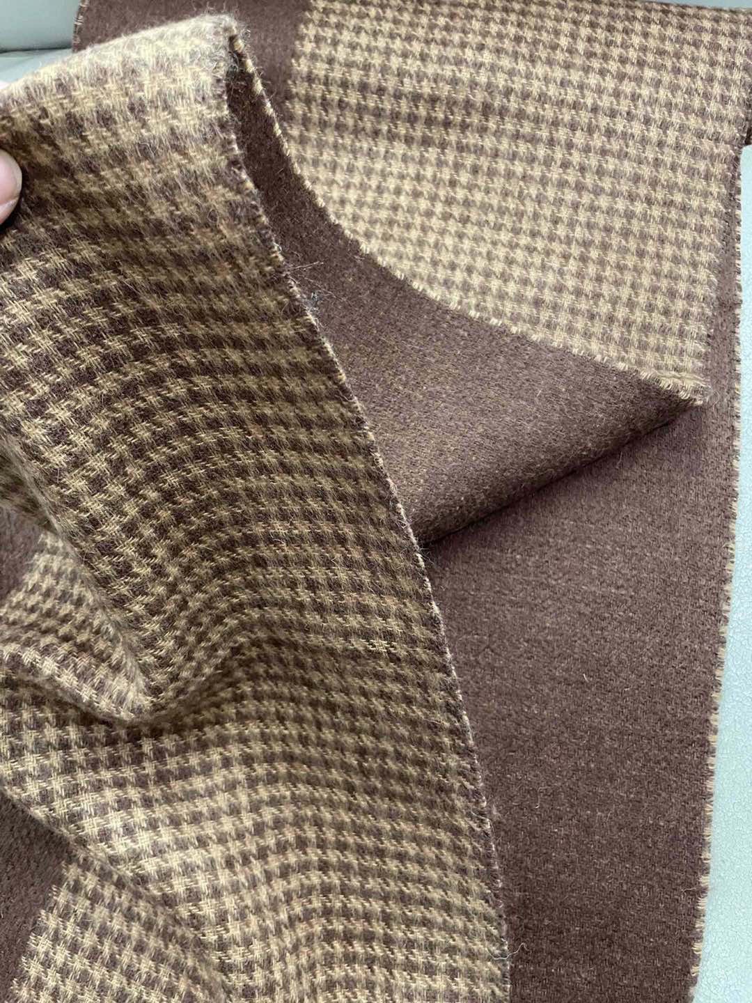 古奇Gucci专柜🐝双面羊绒围巾🧣💪🏻打造今年秋‮最冬‬美的💁 拼色的‮纹条‬设计💋搭配‮下时‬最流行的