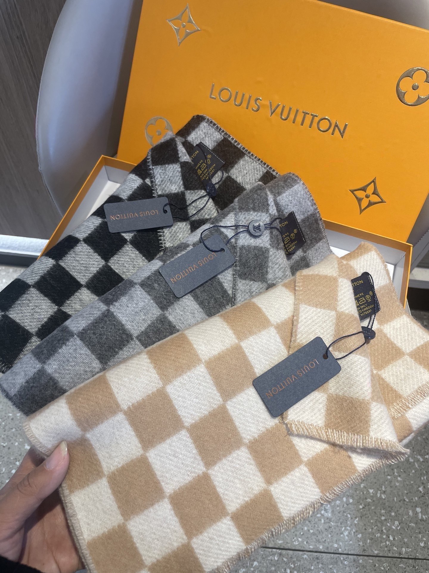 最新棋盘格元素情侣款❗️现在晒图的还比较少，刚出的新款，等再过几周马上会刷爆了。凹造型又保暖👍Lv最新秋