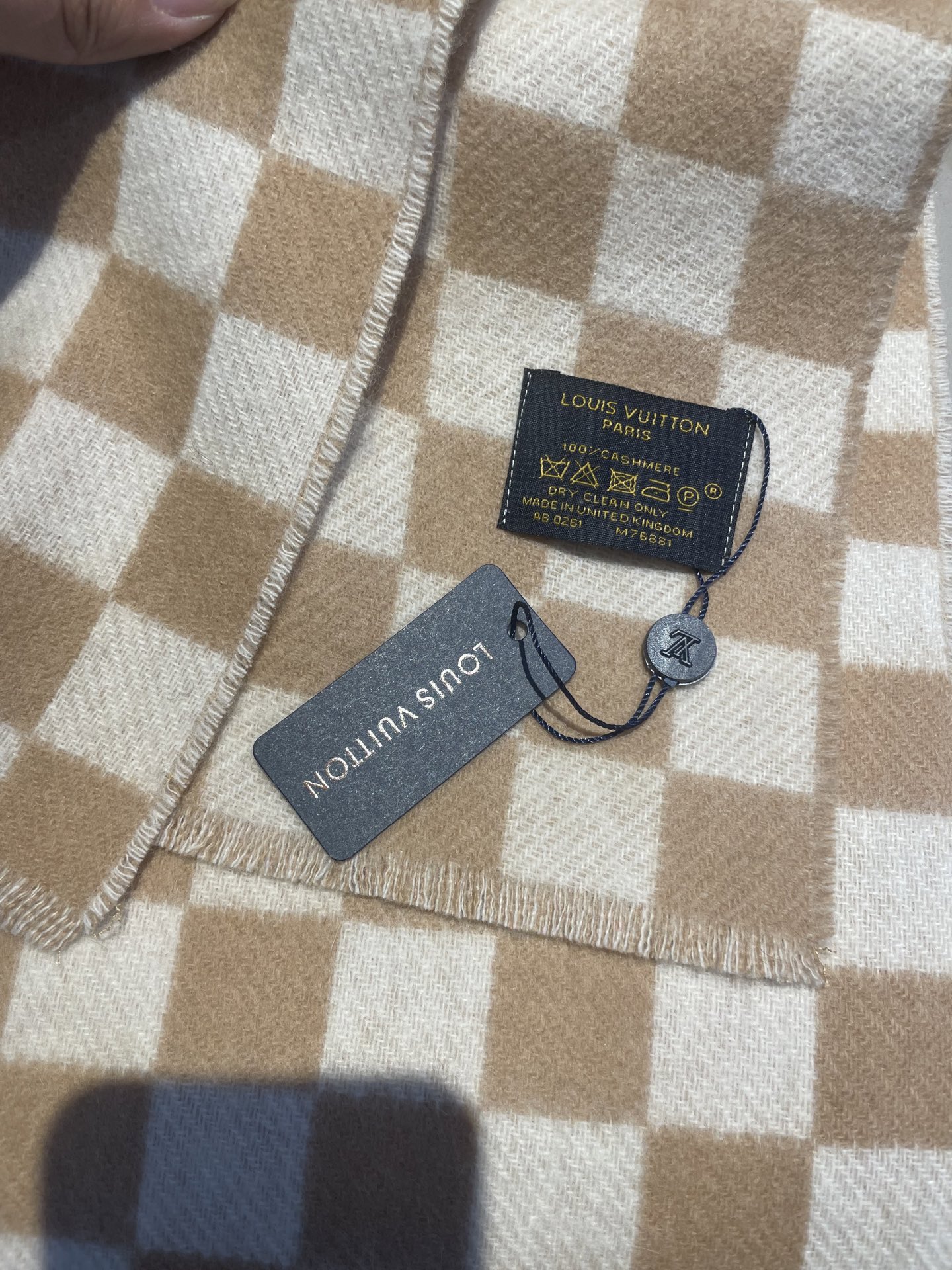 最新棋盘格元素情侣款❗️现在晒图的还比较少，刚出的新款，等再过几周马上会刷爆了。凹造型又保暖👍Lv最新秋