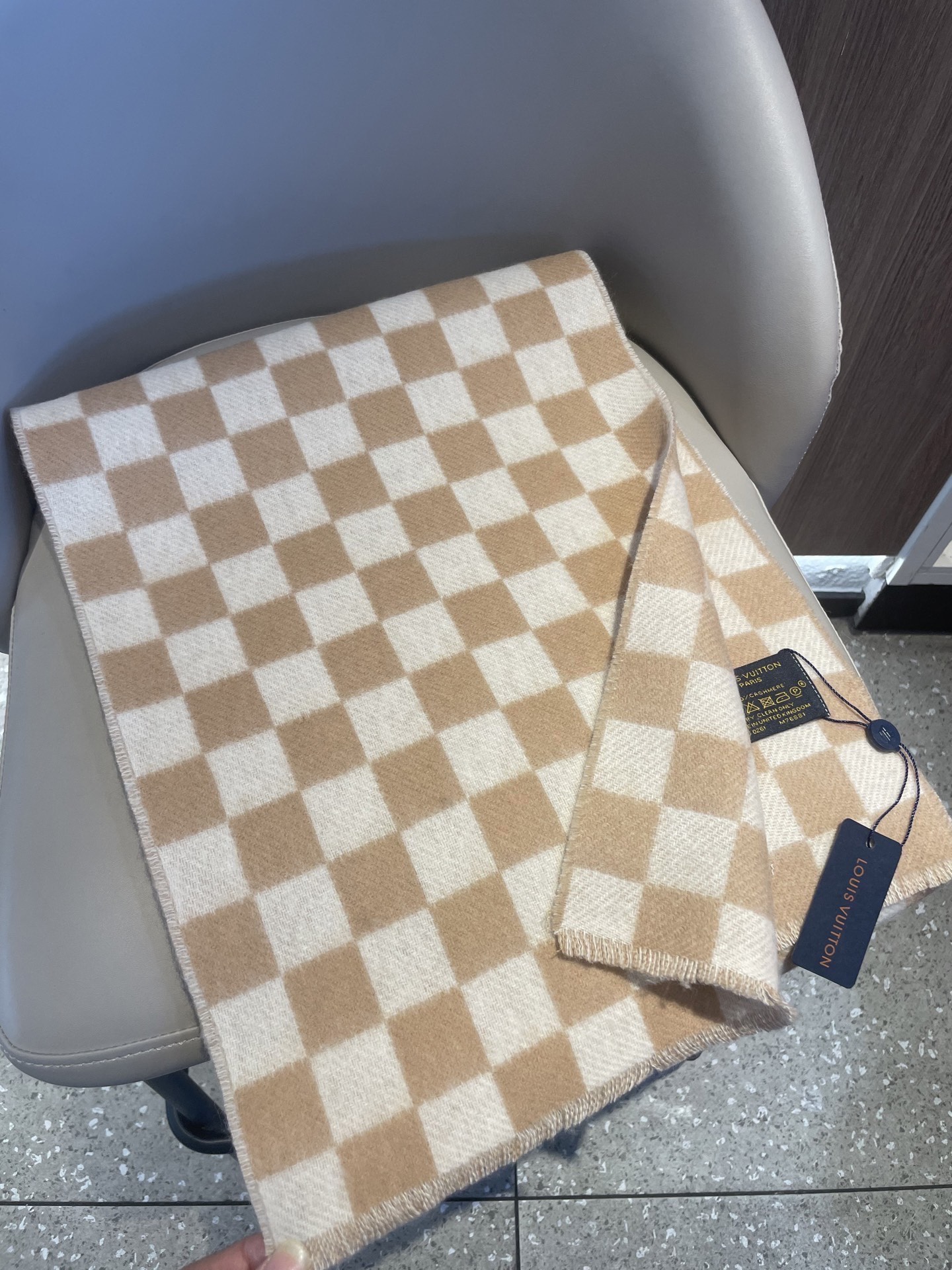 最新棋盘格元素情侣款❗️现在晒图的还比较少，刚出的新款，等再过几周马上会刷爆了。凹造型又保暖👍Lv最新秋