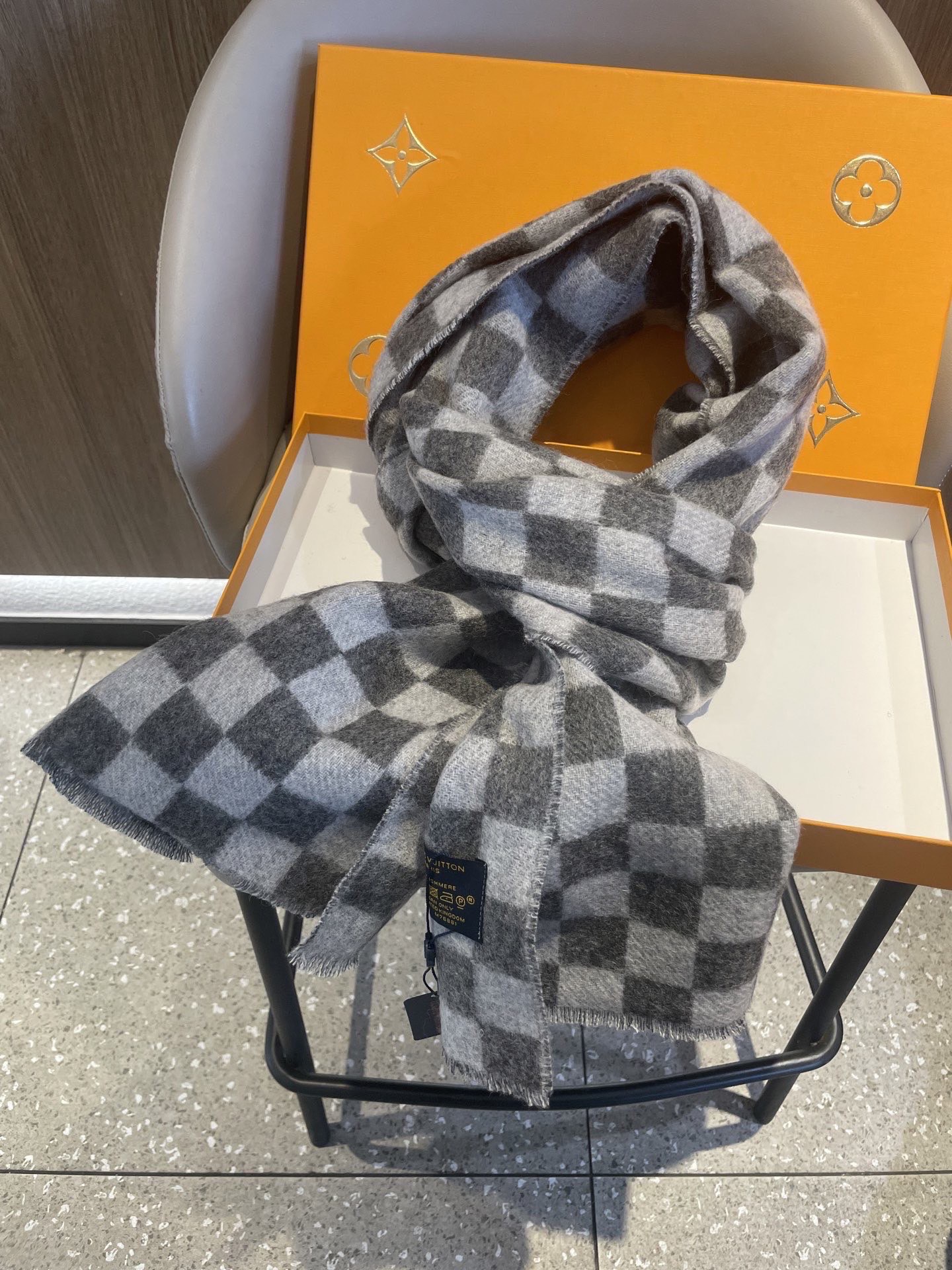 最新棋盘格元素情侣款❗️现在晒图的还比较少，刚出的新款，等再过几周马上会刷爆了。凹造型又保暖👍Lv最新秋