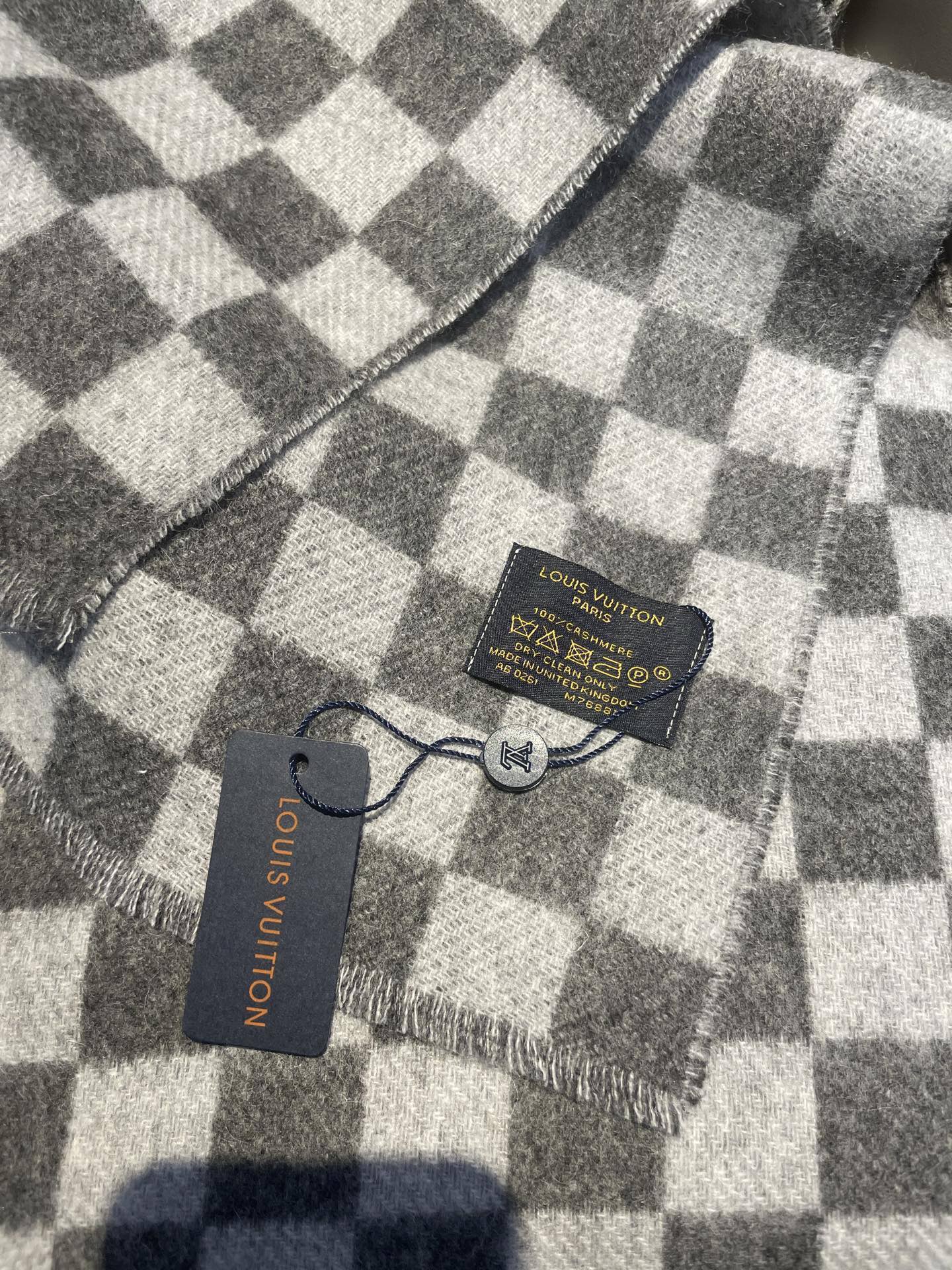 最新棋盘格元素情侣款❗️现在晒图的还比较少，刚出的新款，等再过几周马上会刷爆了。凹造型又保暖👍Lv最新秋