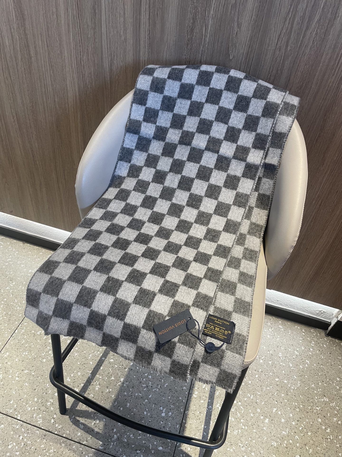 最新棋盘格元素情侣款❗️现在晒图的还比较少，刚出的新款，等再过几周马上会刷爆了。凹造型又保暖👍Lv最新秋