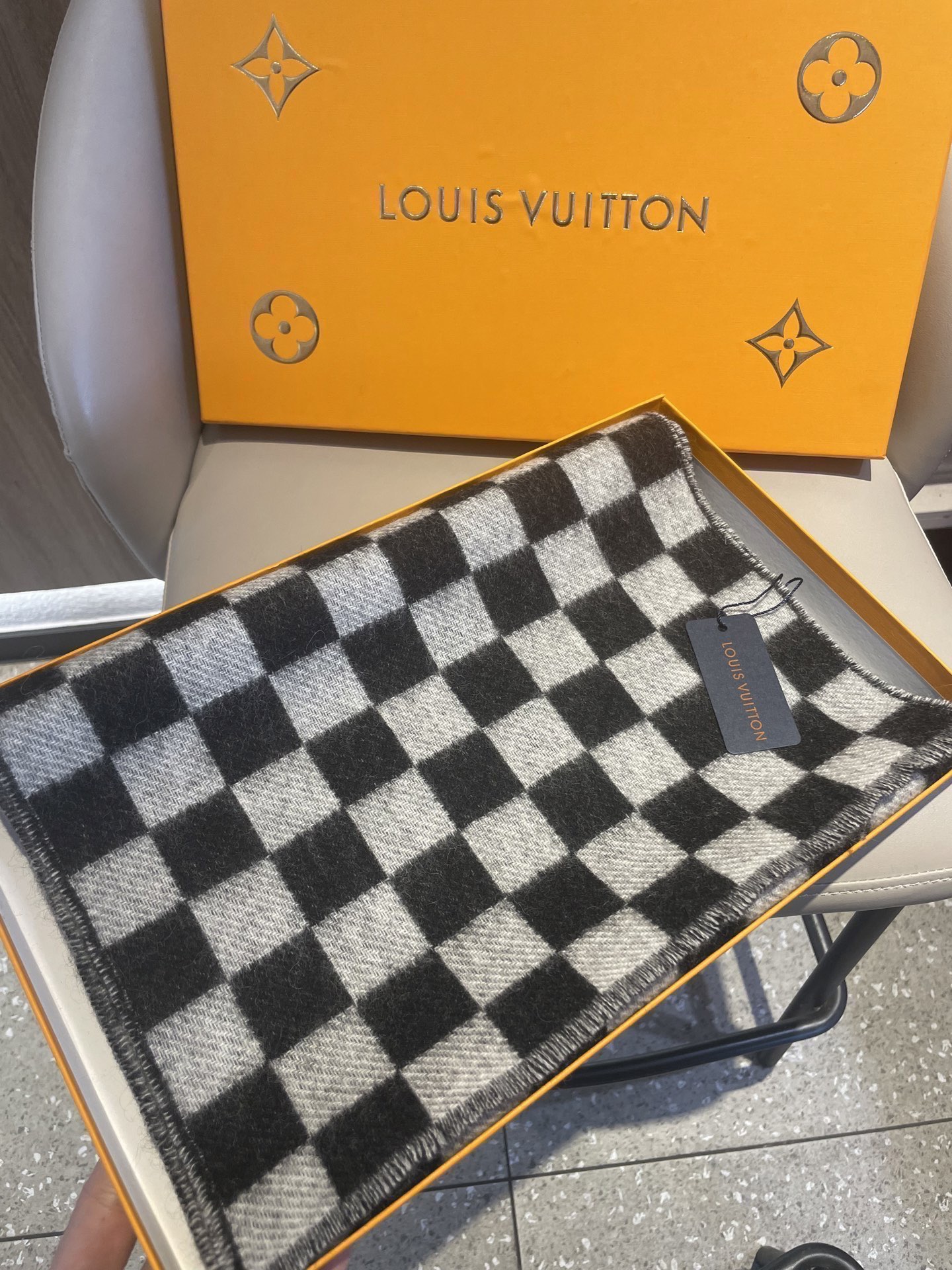 最新棋盘格元素情侣款❗️现在晒图的还比较少，刚出的新款，等再过几周马上会刷爆了。凹造型又保暖👍Lv最新秋