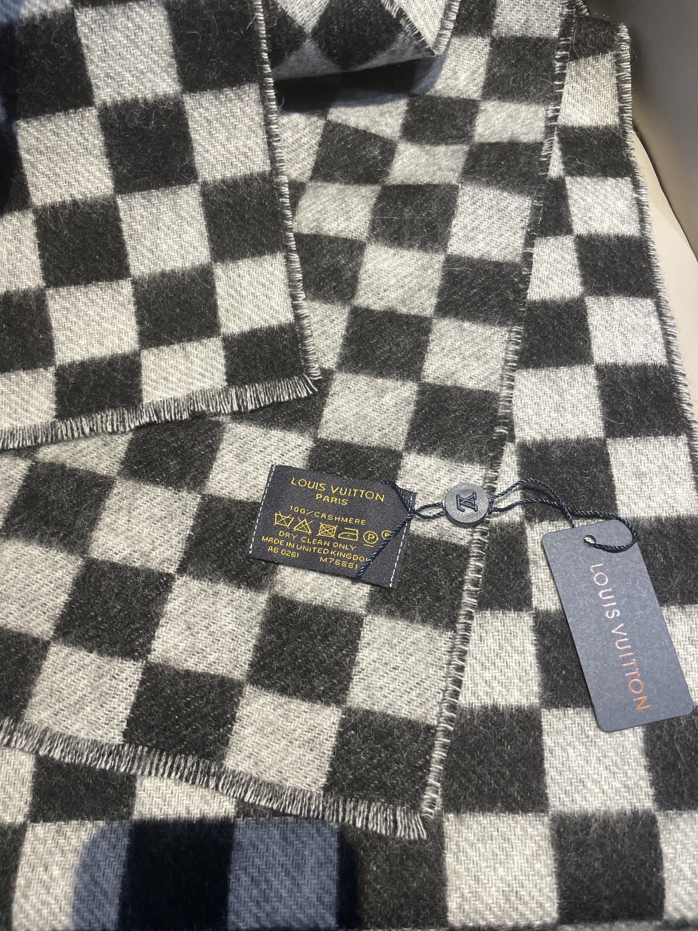 最新棋盘格元素情侣款❗️现在晒图的还比较少，刚出的新款，等再过几周马上会刷爆了。凹造型又保暖👍Lv最新秋