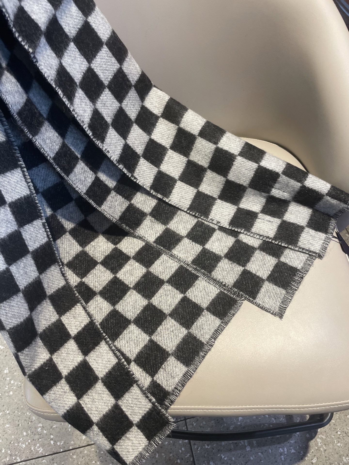 最新棋盘格元素情侣款❗️现在晒图的还比较少，刚出的新款，等再过几周马上会刷爆了。凹造型又保暖👍Lv最新秋