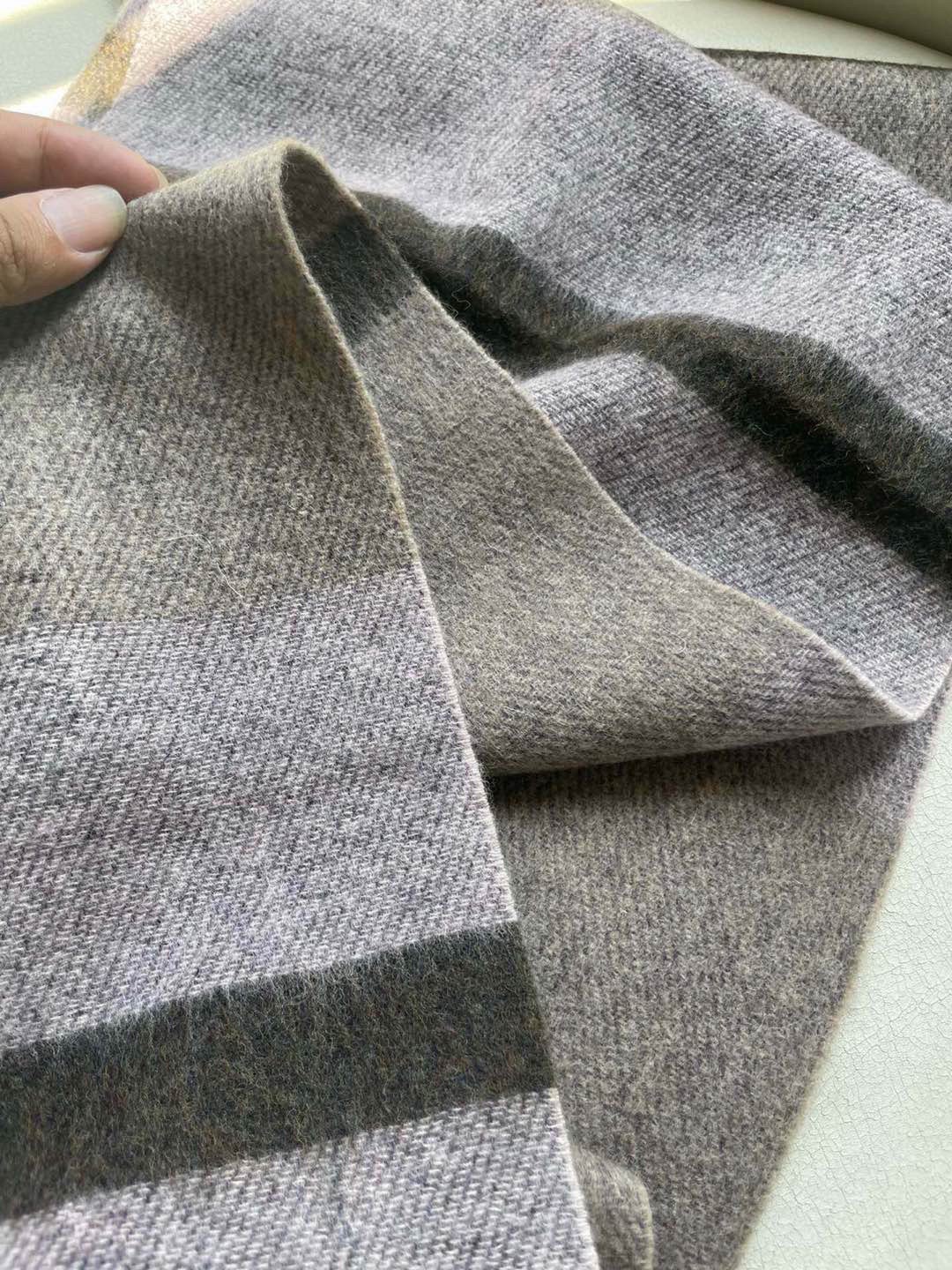 。阿玛尼海外专柜条纹拼色最新男士羊羔毛围巾～惊爆上架🎉国内专柜都没上架，从款式到面料都很赞🎻，经典的条纹