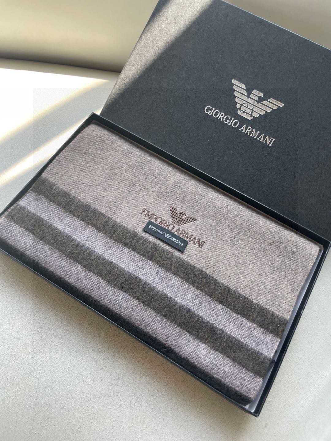 。阿玛尼海外专柜条纹拼色最新男士羊羔毛围巾～惊爆上架🎉国内专柜都没上架，从款式到面料都很赞🎻，经典的条纹