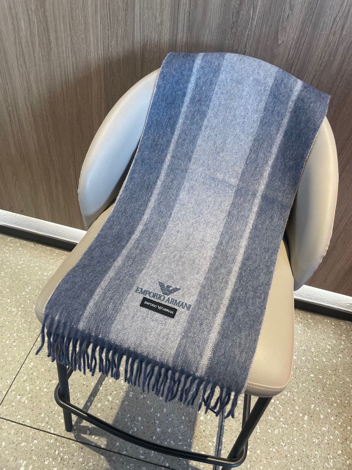 。阿玛尼海外专柜条纹拼色最新男士羊羔毛围巾～惊爆上架🎉国内专柜都没上架，从款式到面料都很赞🎻，经典的条纹