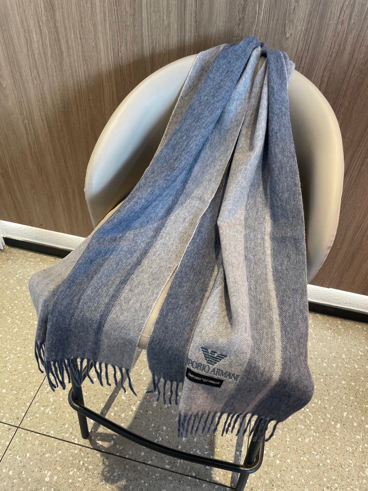 。阿玛尼海外专柜条纹拼色最新男士羊羔毛围巾～惊爆上架🎉国内专柜都没上架，从款式到面料都很赞🎻，经典的条纹