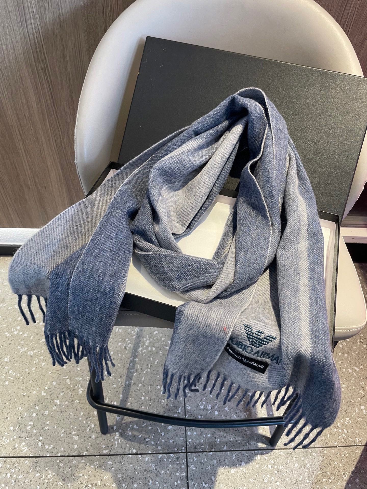 。阿玛尼海外专柜条纹拼色最新男士羊羔毛围巾～惊爆上架🎉国内专柜都没上架，从款式到面料都很赞🎻，经典的条纹